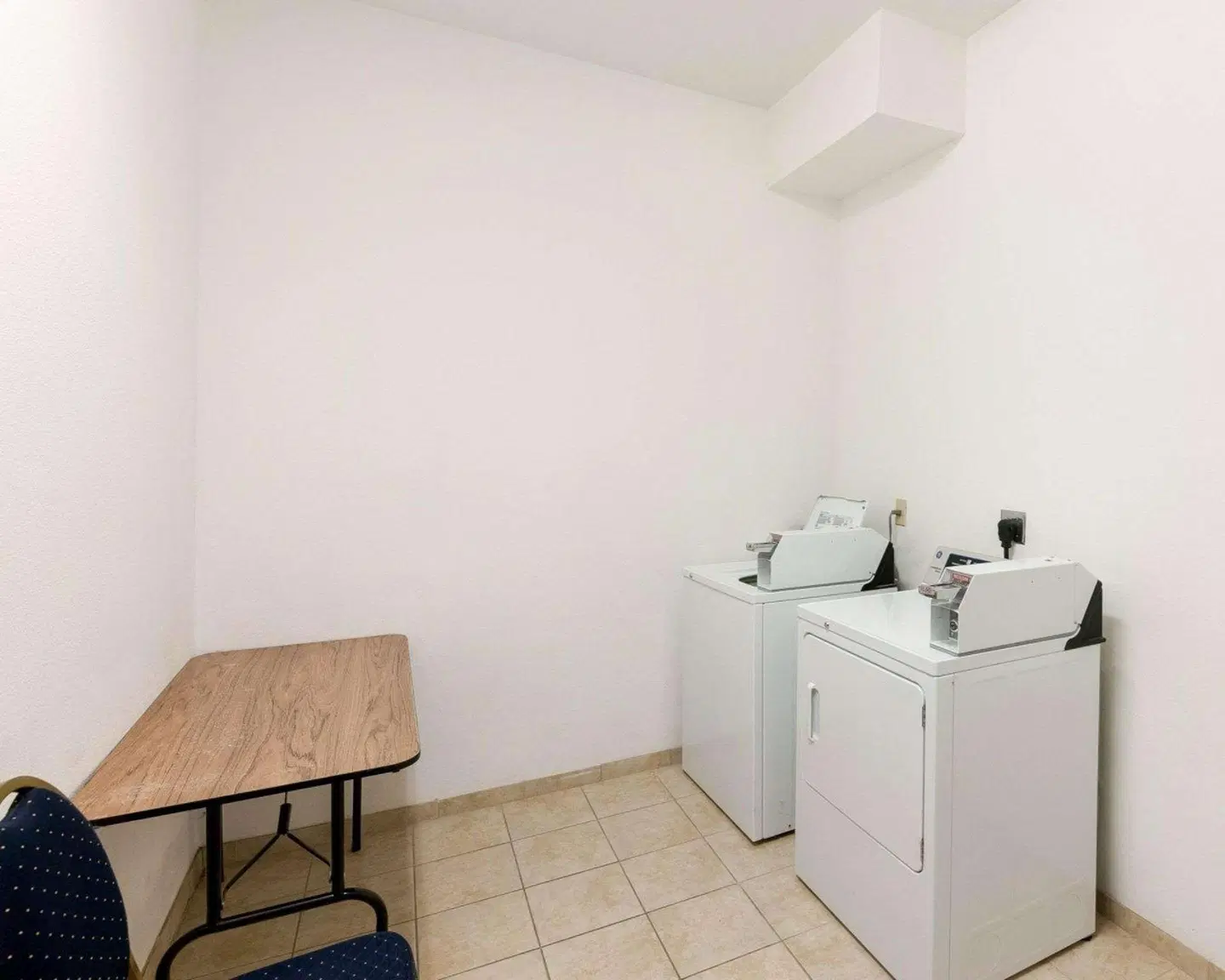 Comfort Inn & Suites ROOM_EXAMPLE