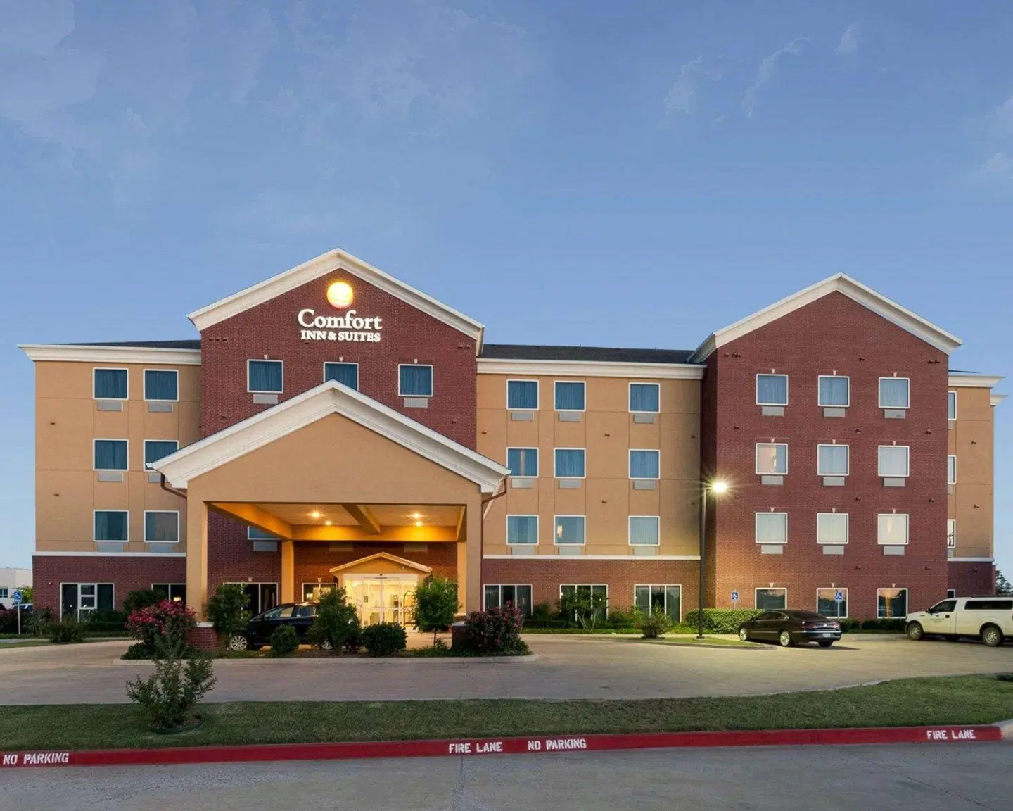 Comfort Inn & Suites EXTERIOR