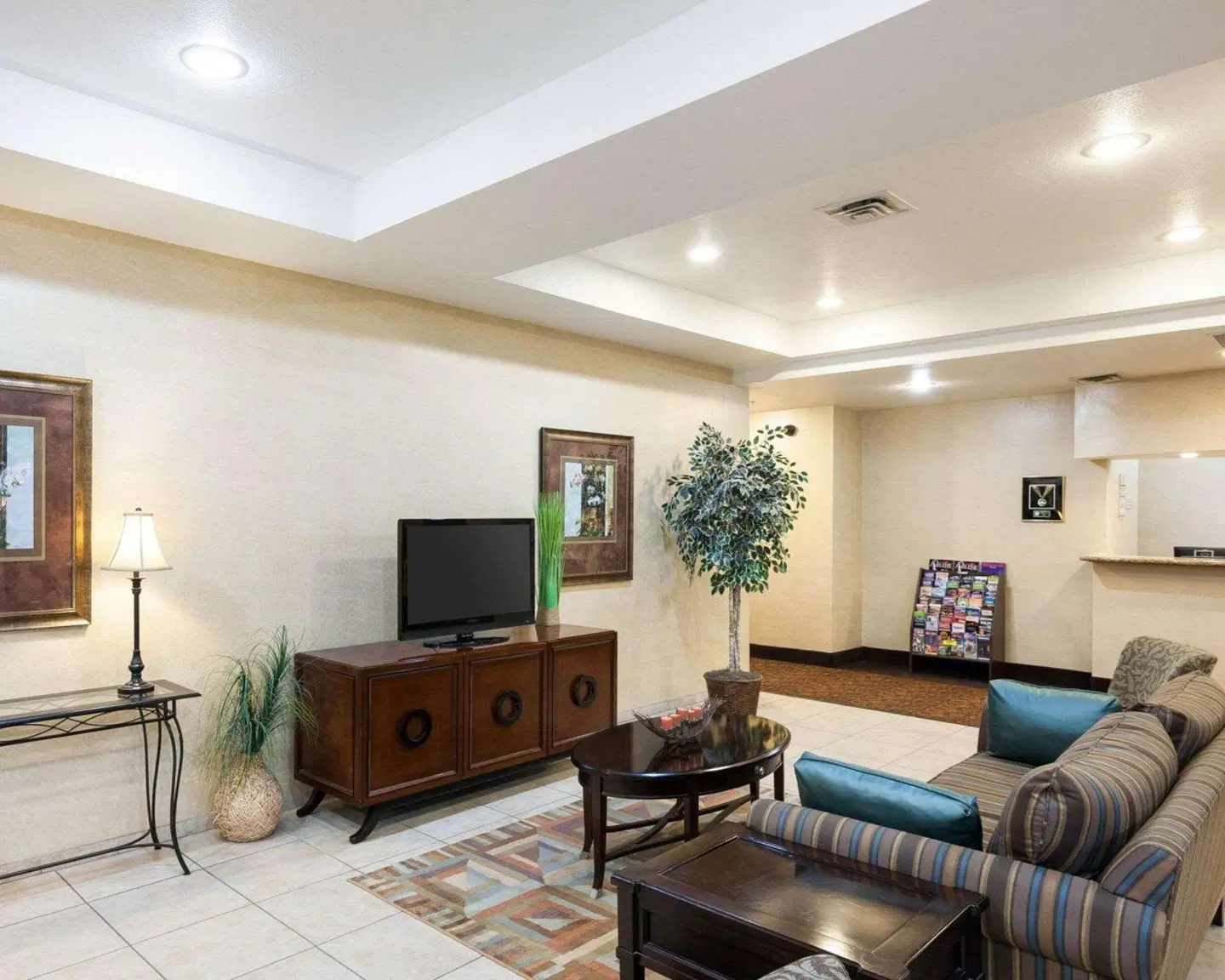 Comfort Inn & Suites ROOM_EXAMPLE