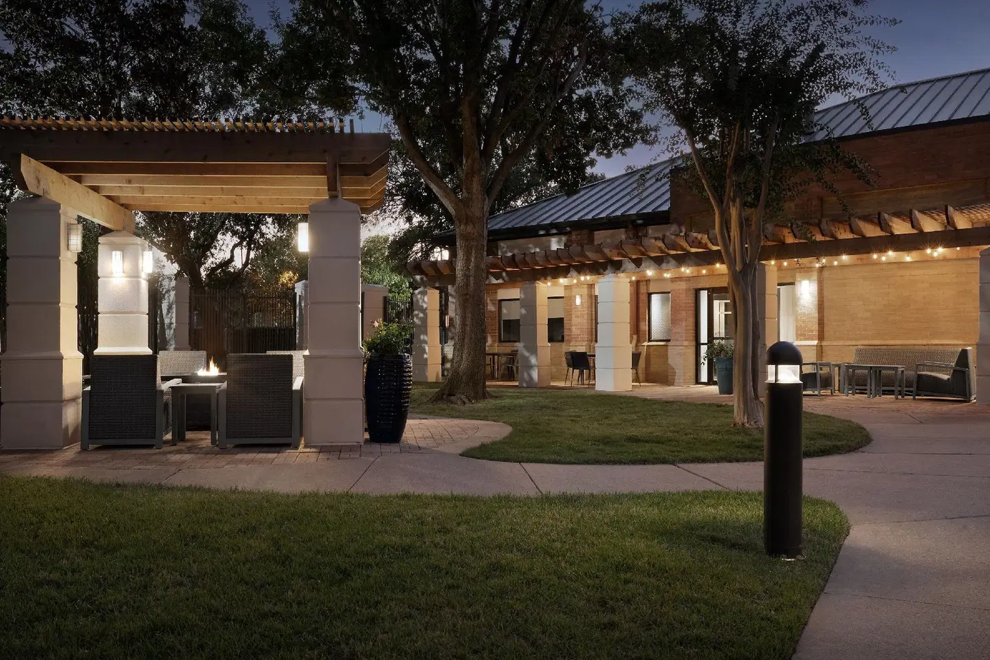 Courtyard by Marriott Dallas Addison/Quorum Drive EXTERIOR