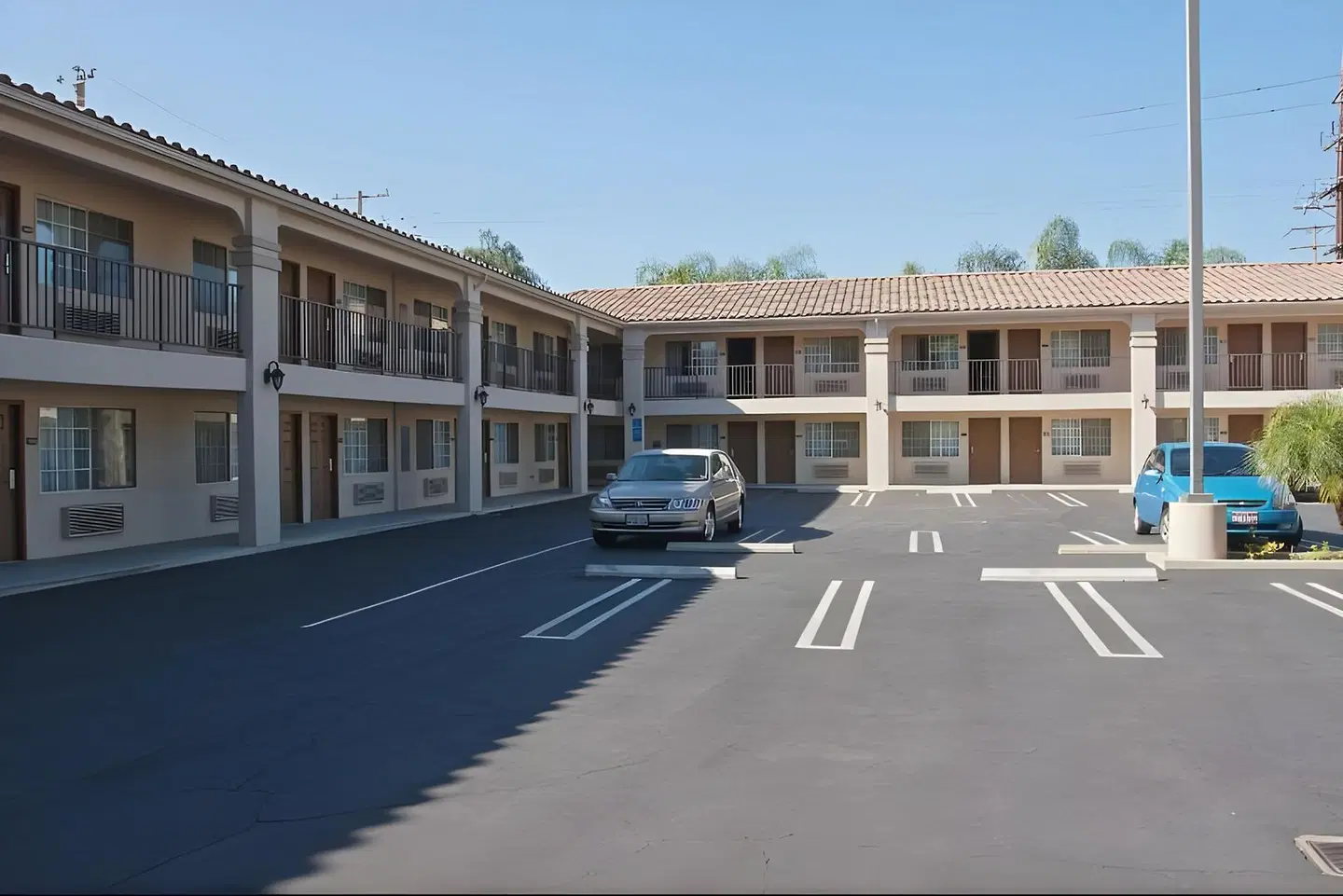 Burbank Inn and Suites EXTERIOR