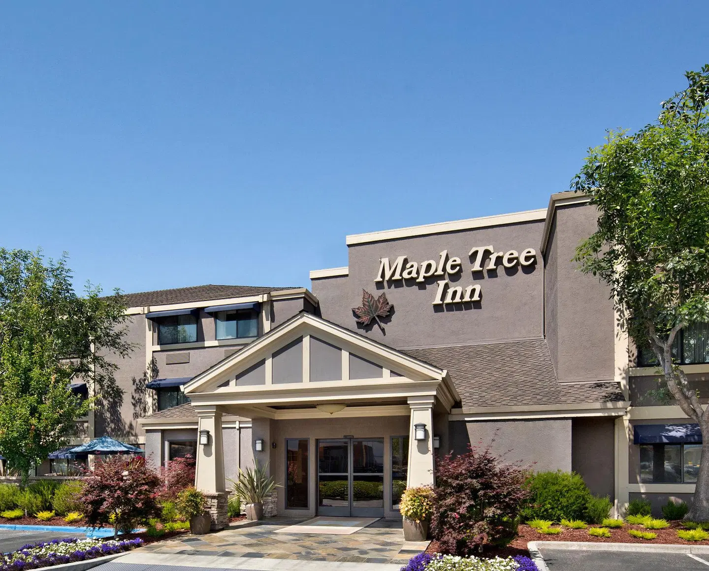 Maple Tree Inn EXTERIOR