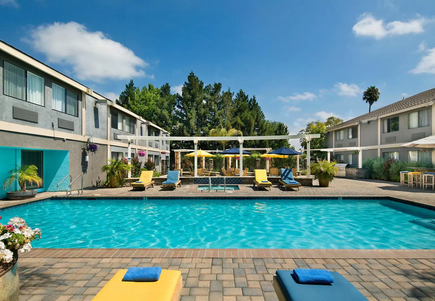 Maple Tree Inn OUTDOOR_POOL