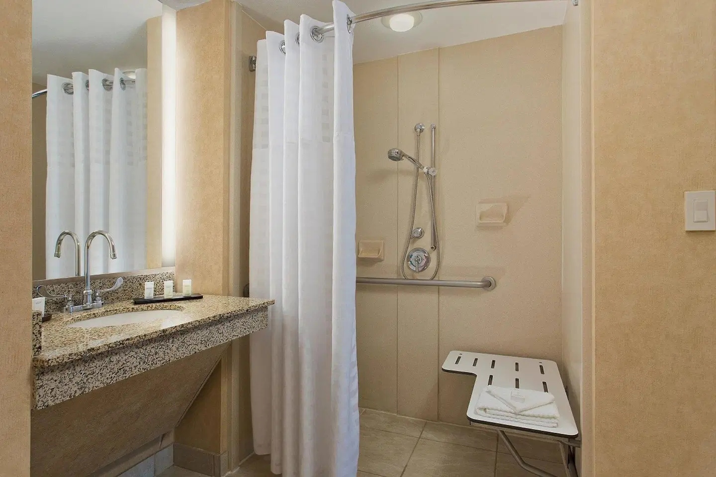 Embassy Suites by Hilton Dallas -Frisco/Hotel, Convention Center & Spa Badezimmer