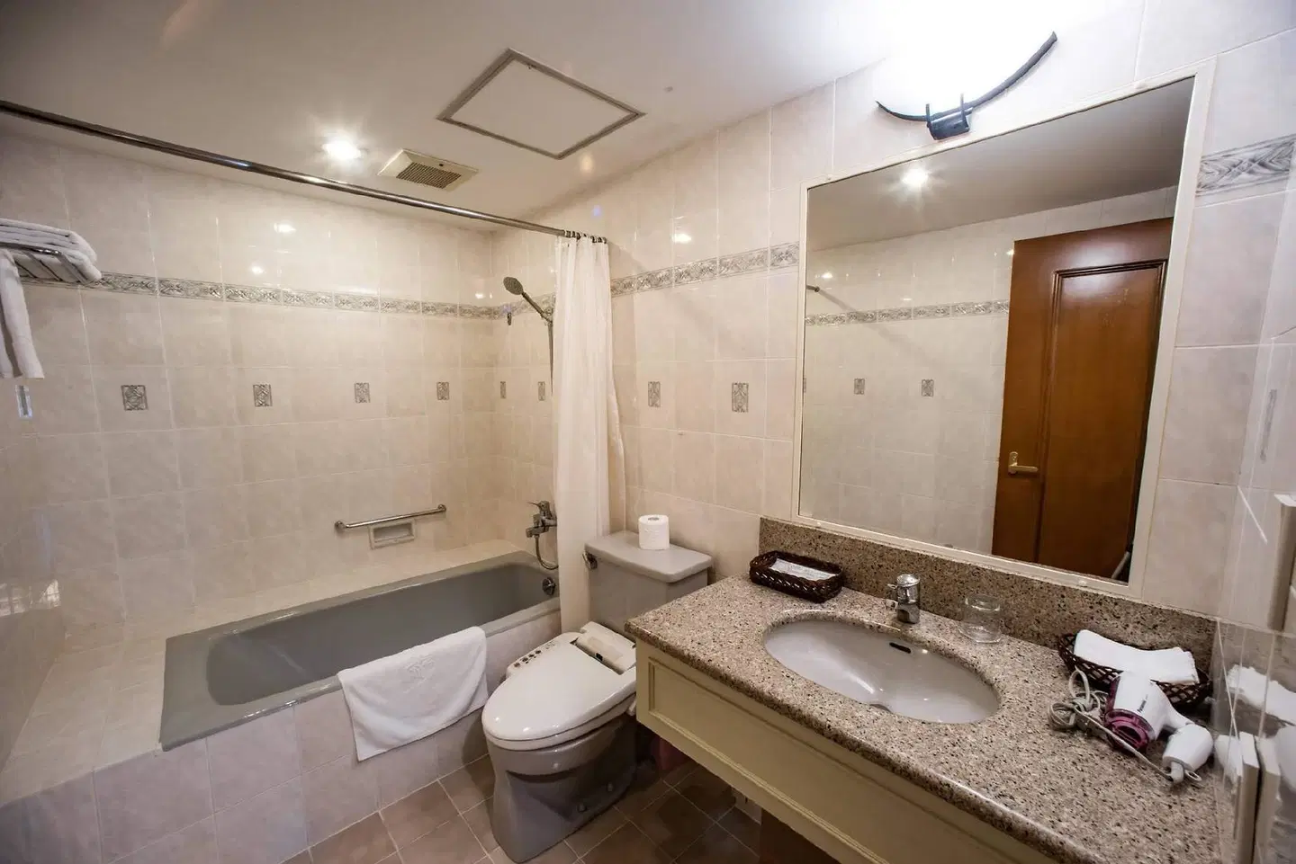 Saigon Court Serviced Apartment Badezimmer