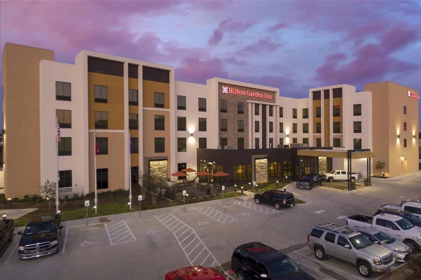 Hilton Garden Inn Waco EXTERIOR