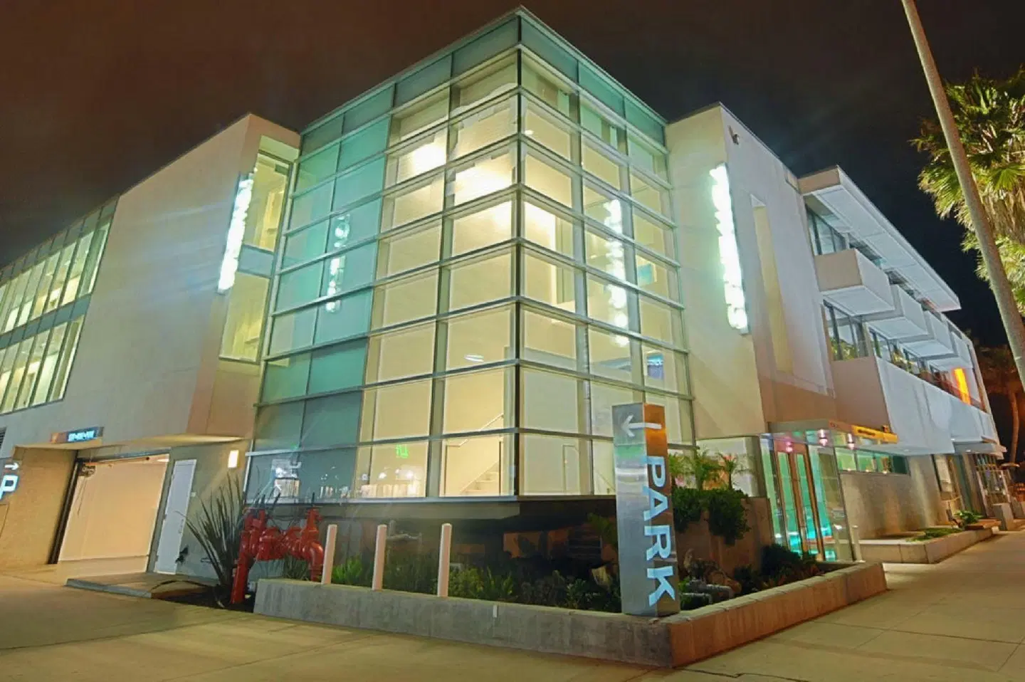Tower 23 Hotel EXTERIOR