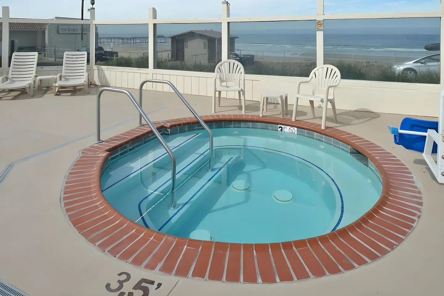 Edgewater Inn and Suites OUTDOOR_POOL