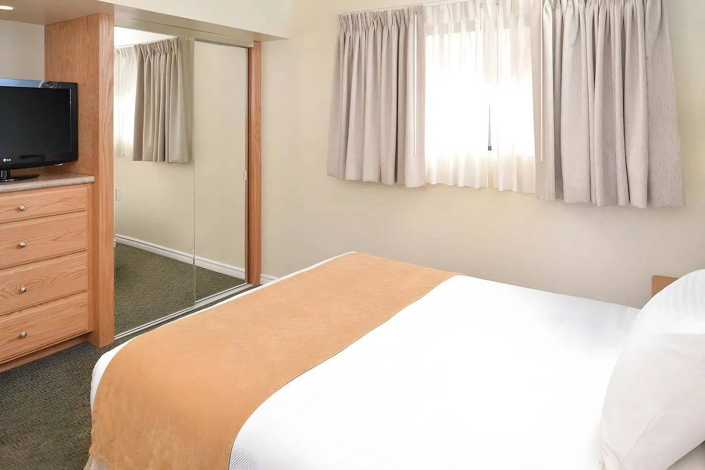 Edgewater Inn and Suites ROOM_EXAMPLE