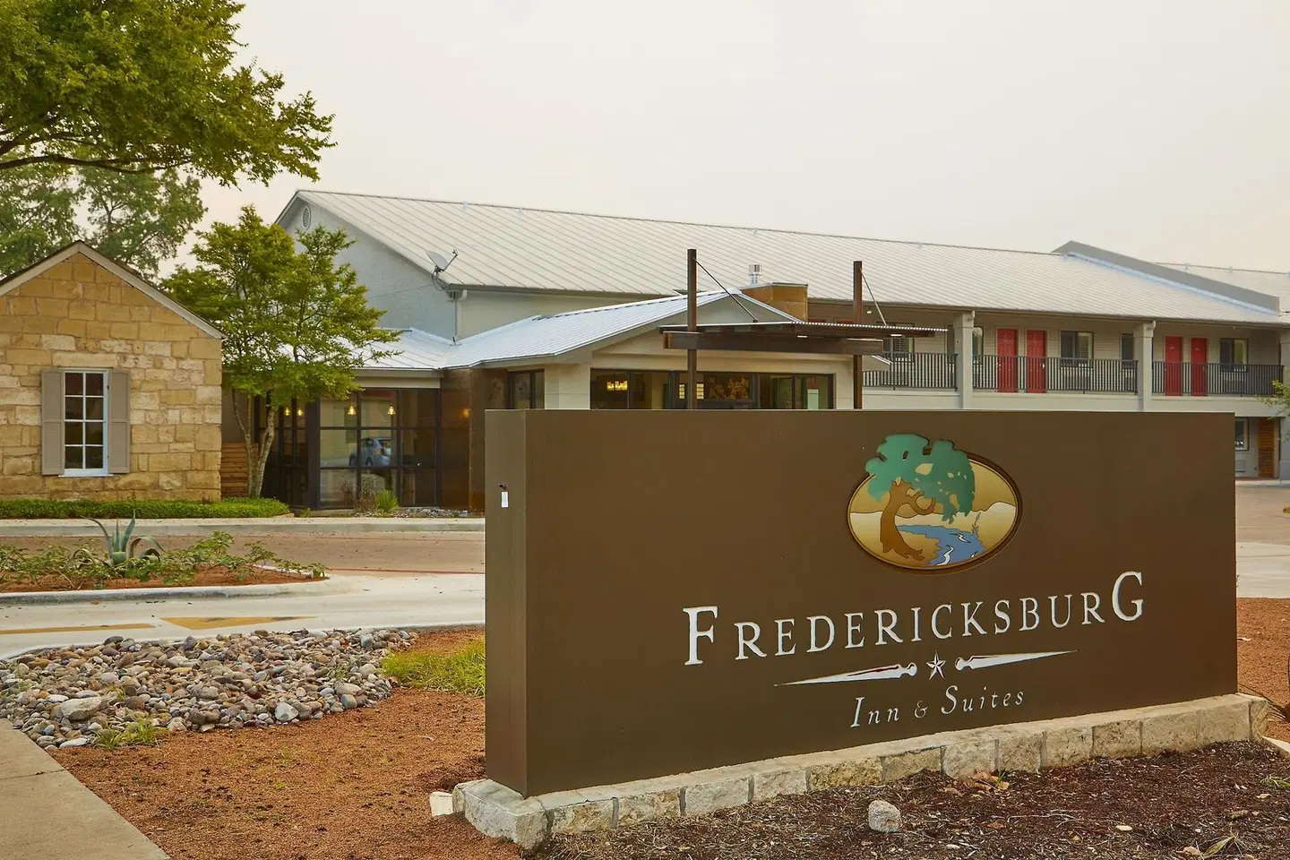Fredericksburg Inn & Suites EXTERIOR