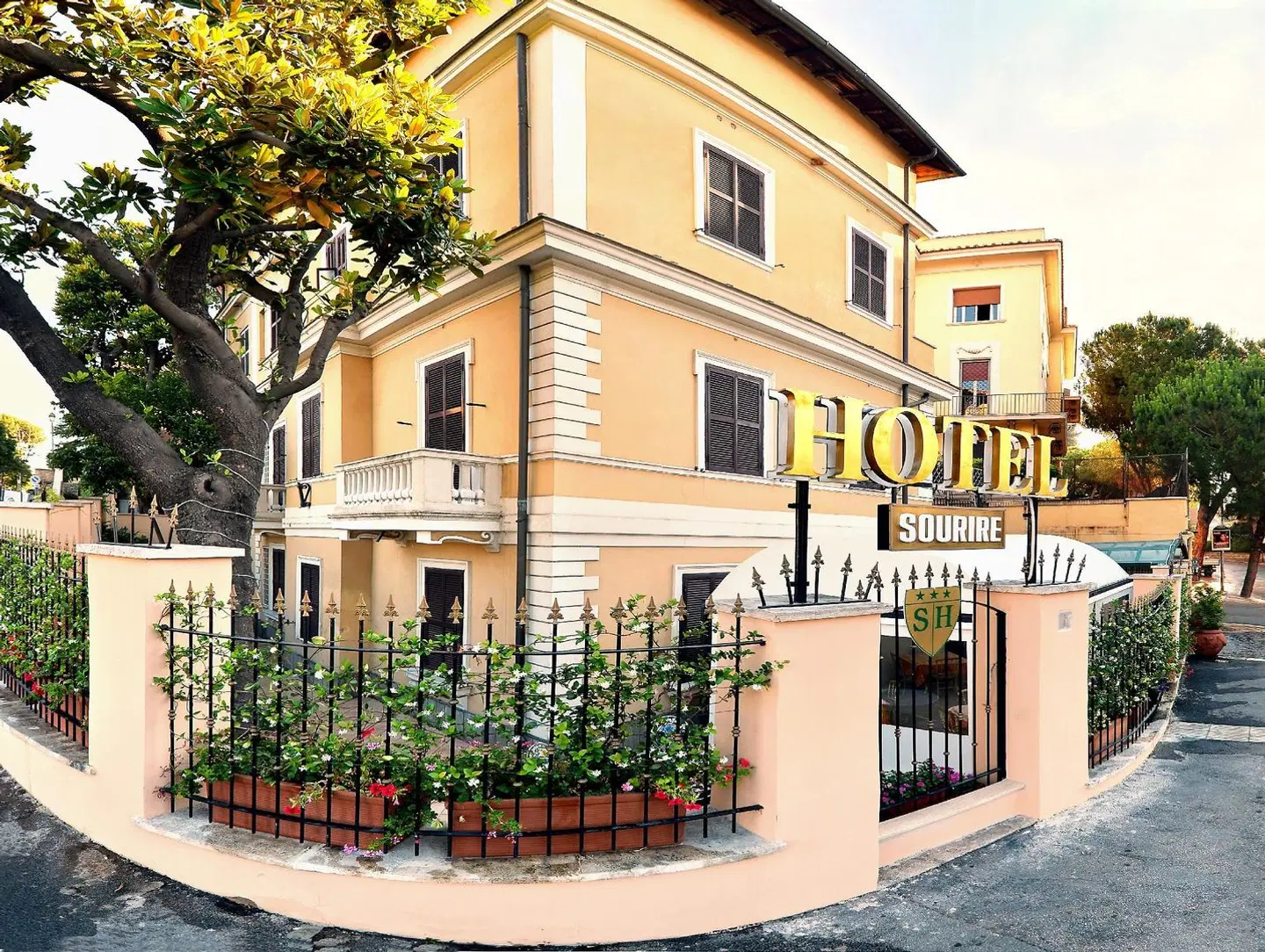 Sourire Hotel EXTERIOR