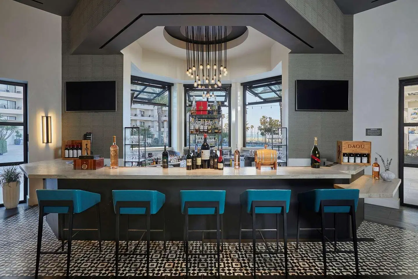 The Waterfront Beach Resort, A Hilton Hotel Bar