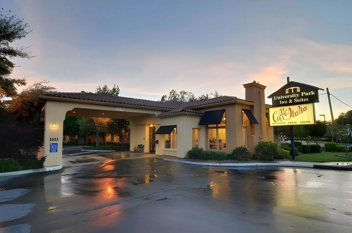 University Park Inn & Suites EXTERIOR