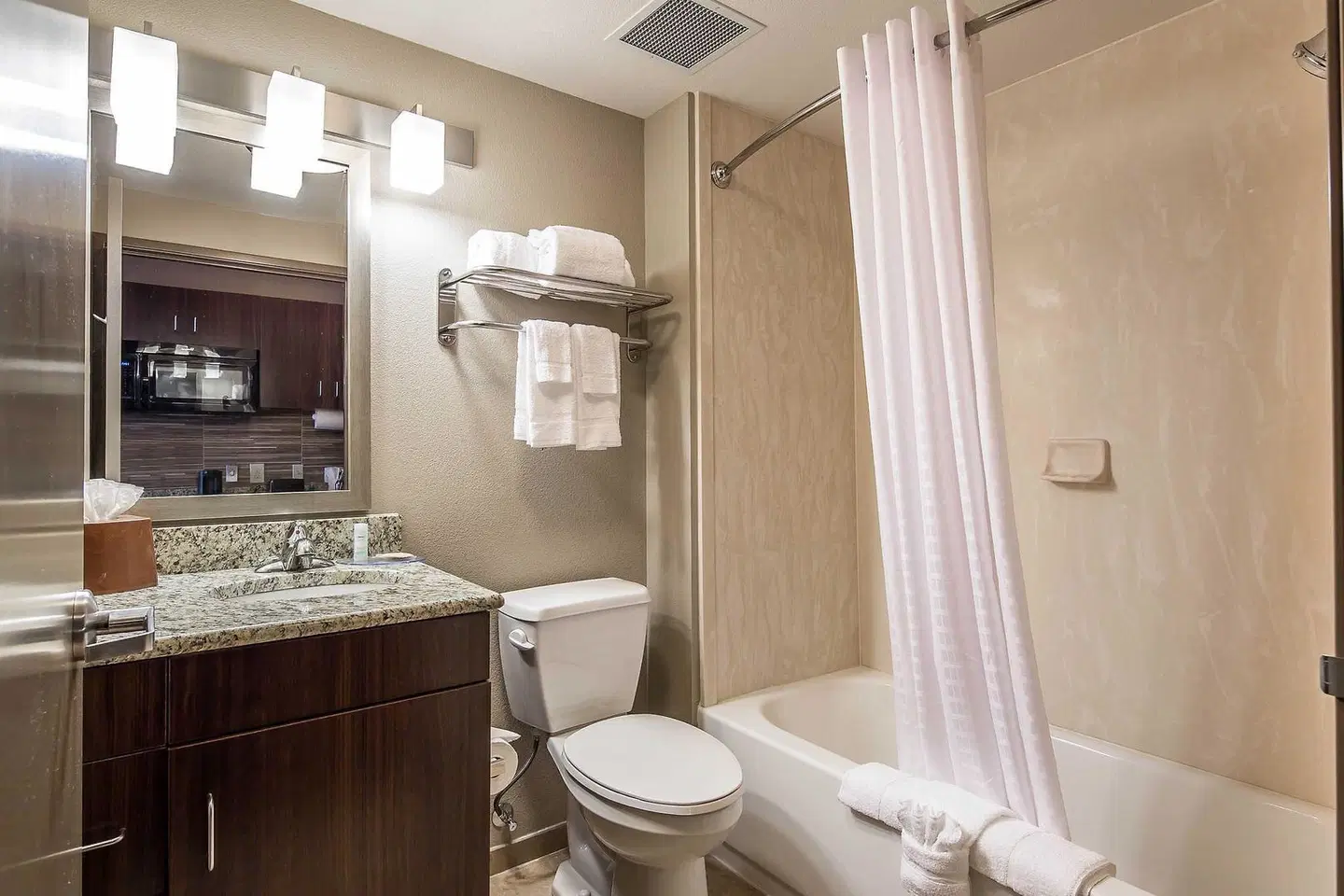 Suburban Studios Midland I-20 Badezimmer