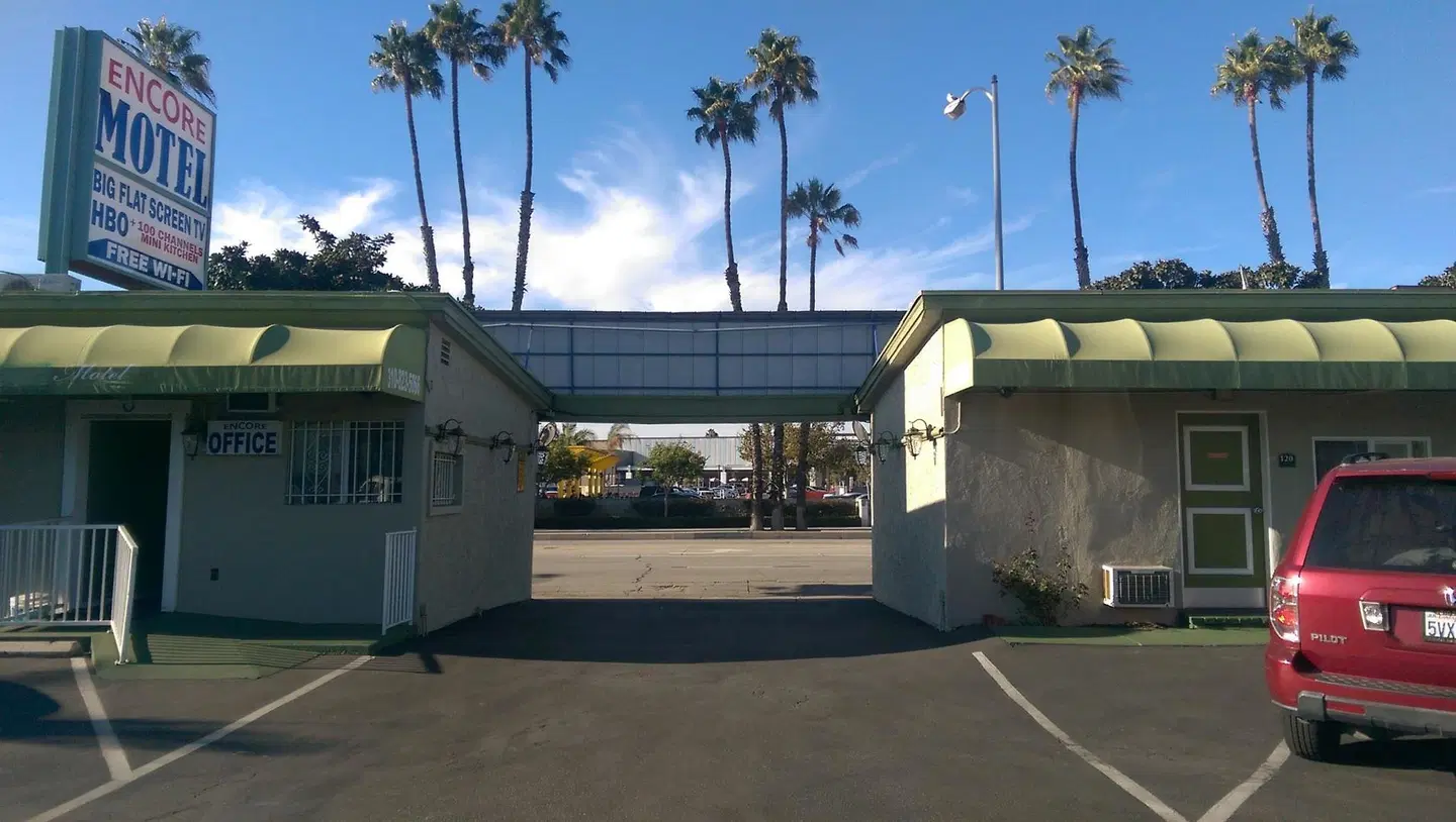 Encore Motel EXTERIOR