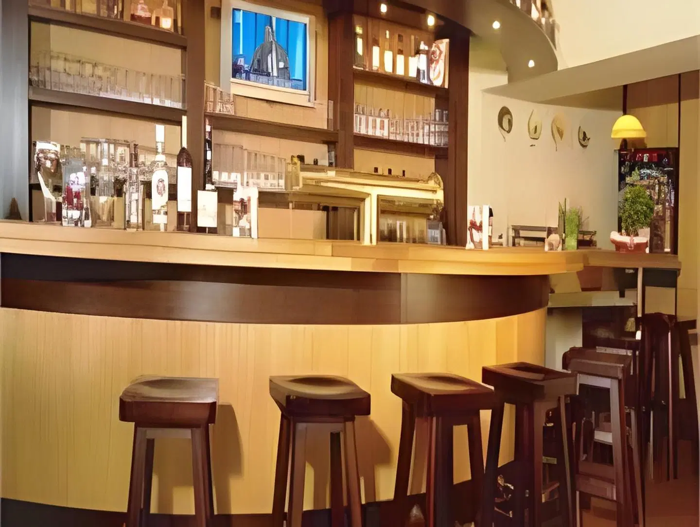 Hotel Business & More Bar