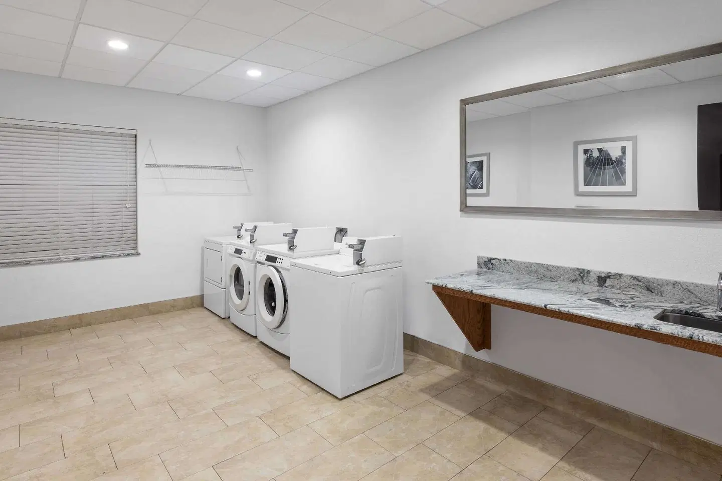 Days Inn & Suites by Wyndham Lubbock Medical Center Badezimmer