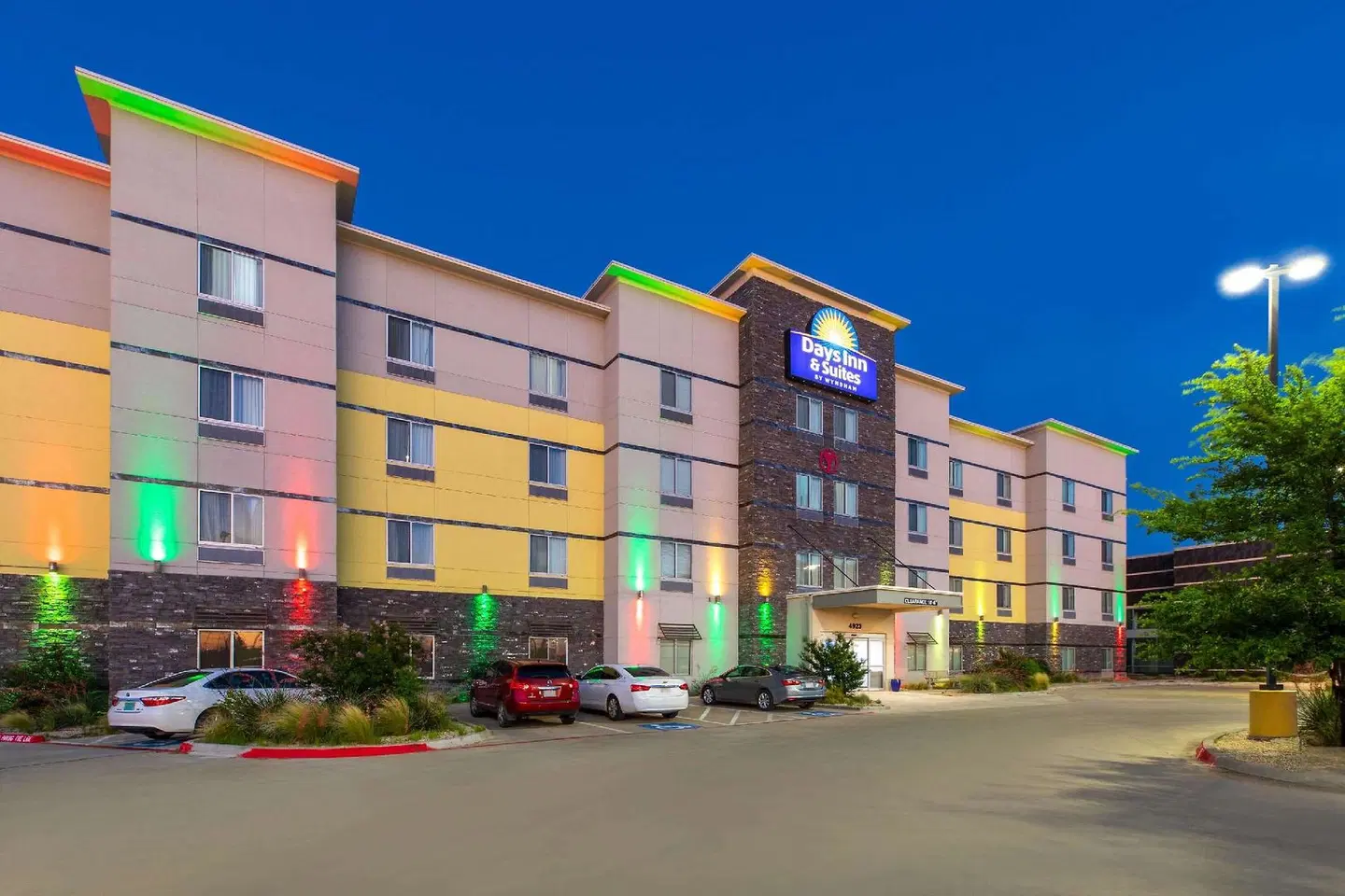 Days Inn & Suites by Wyndham Lubbock Medical Center EXTERIOR