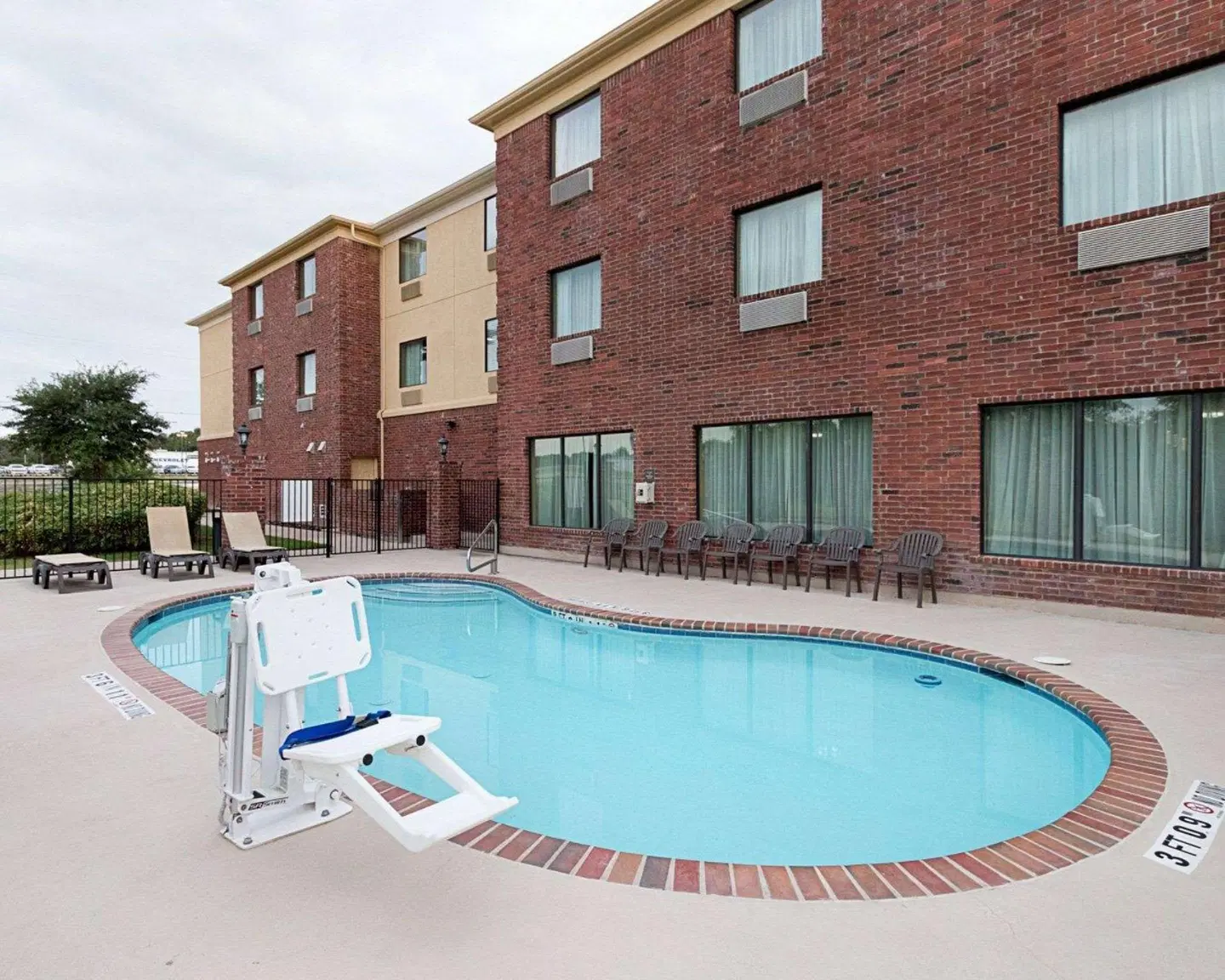 Comfort Suites Ennis OUTDOOR_POOL