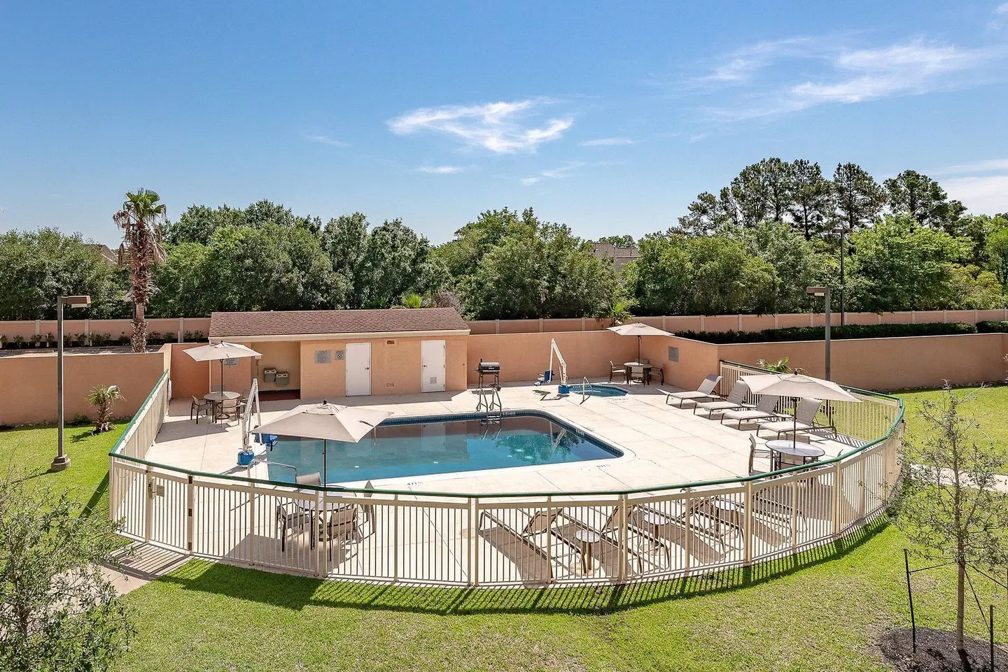 Courtyard by Marriott Bryan College Station OUTDOOR_POOL