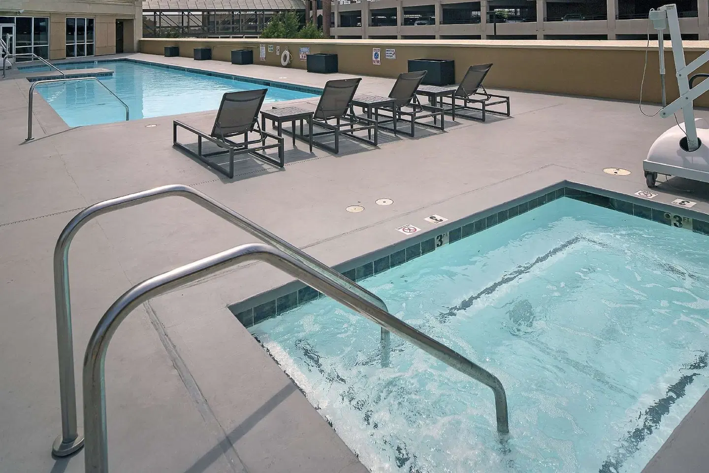 DoubleTree by Hilton Modesto OUTDOOR_POOL