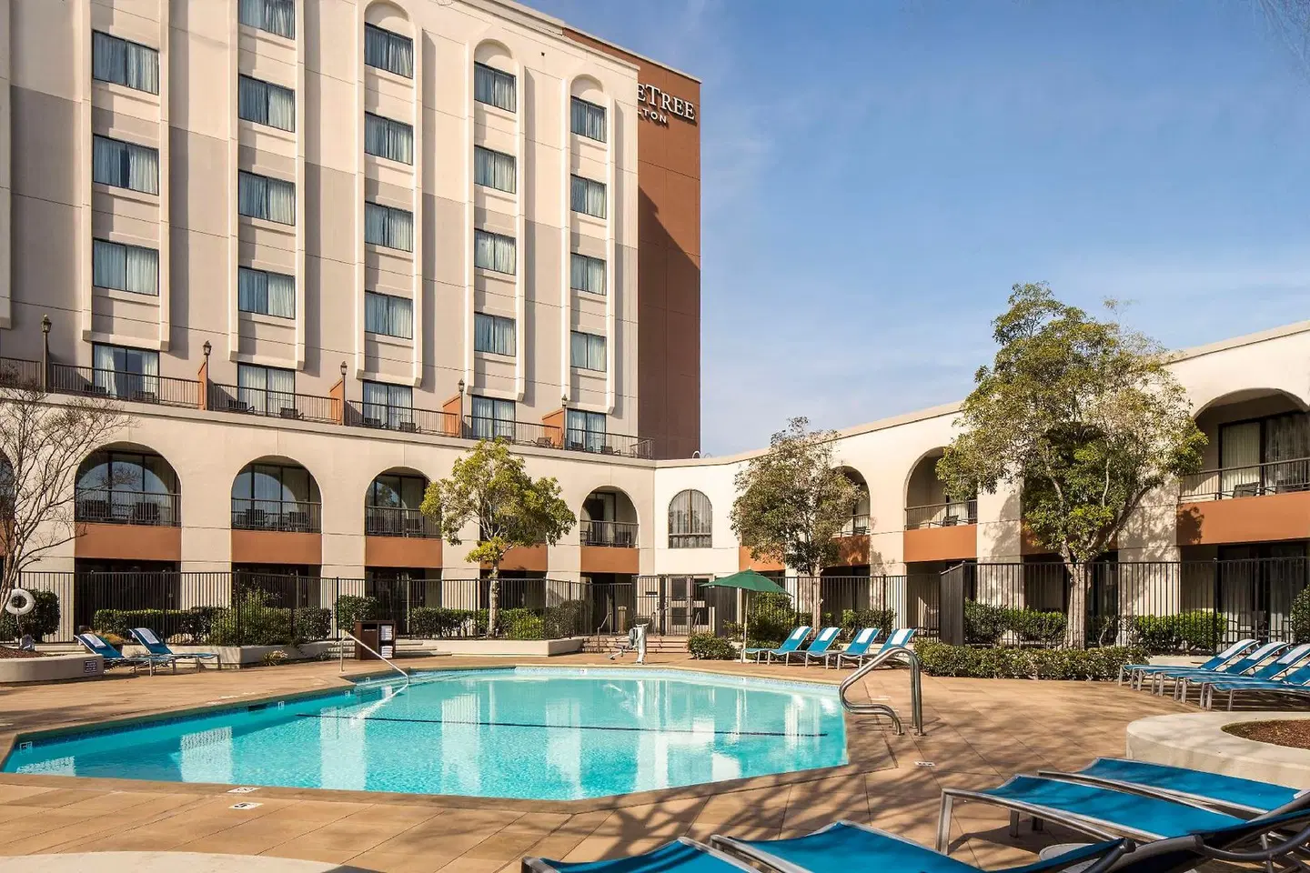 DoubleTree by Hilton Newark-Fremont OUTDOOR_POOL