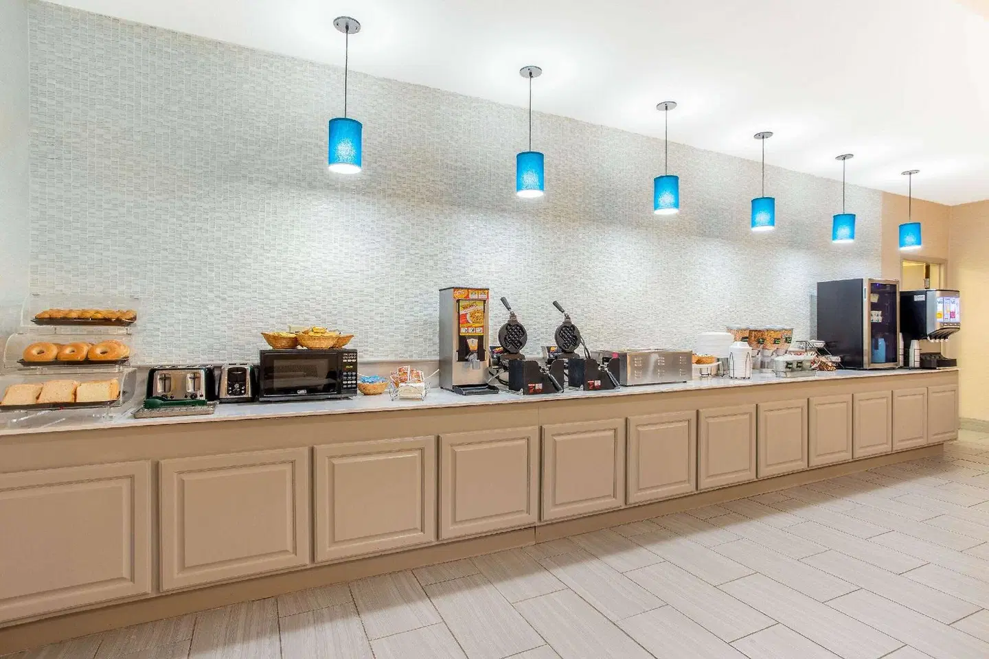 La Quinta Inn & Suites by Wyndham Hillsboro Restaurant