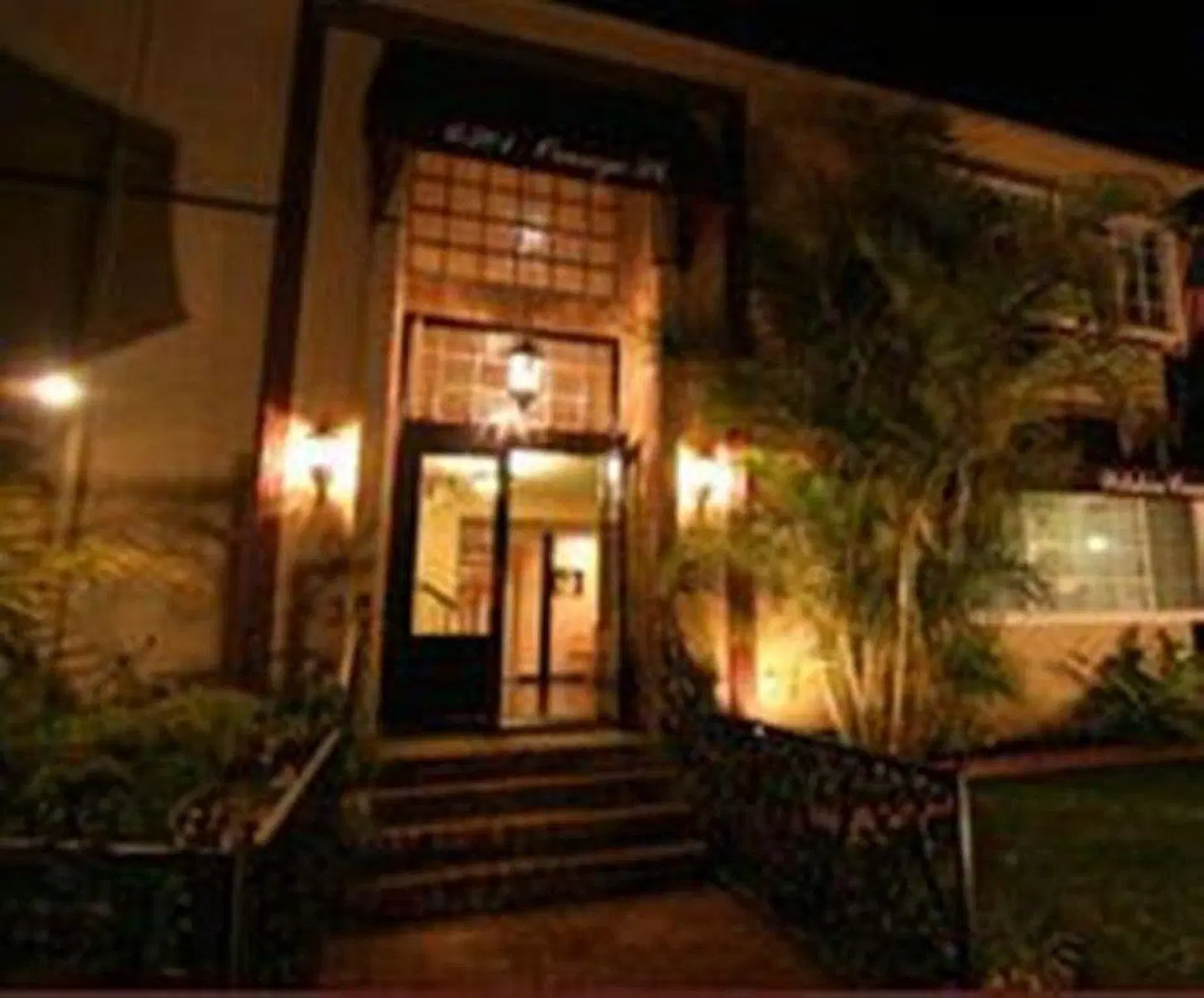 Wilshire Crest Hotel EXTERIOR