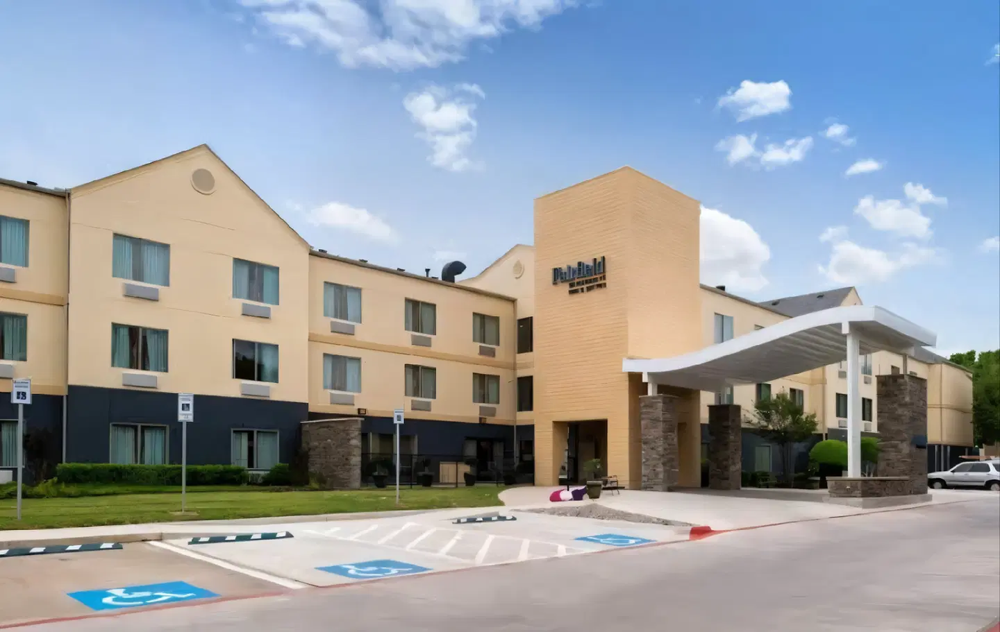 Fairfield Inn & Suites by Marriott Arlington Near Six Flags EXTERIOR