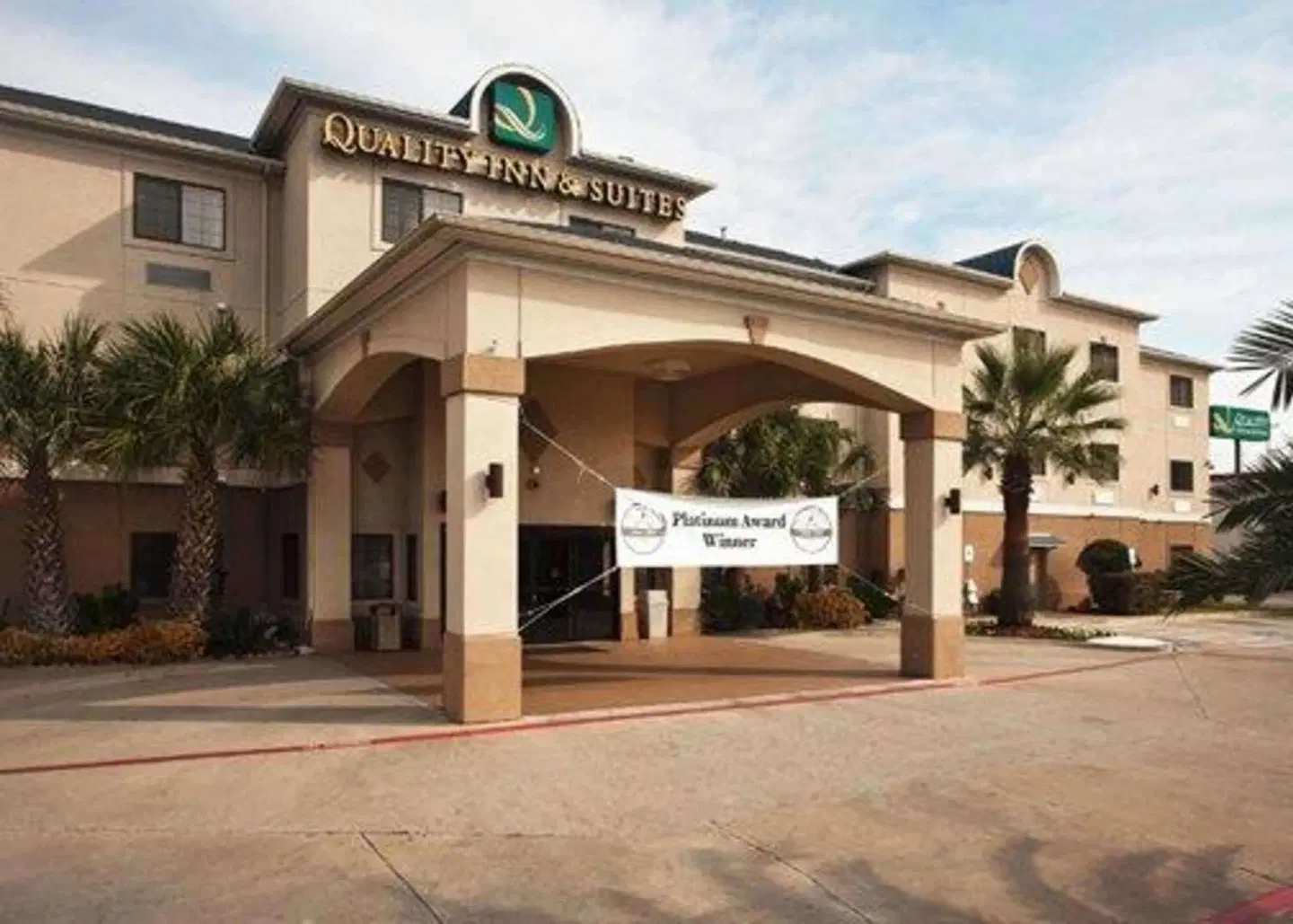Quality Inn & Suites Near University EXTERIOR