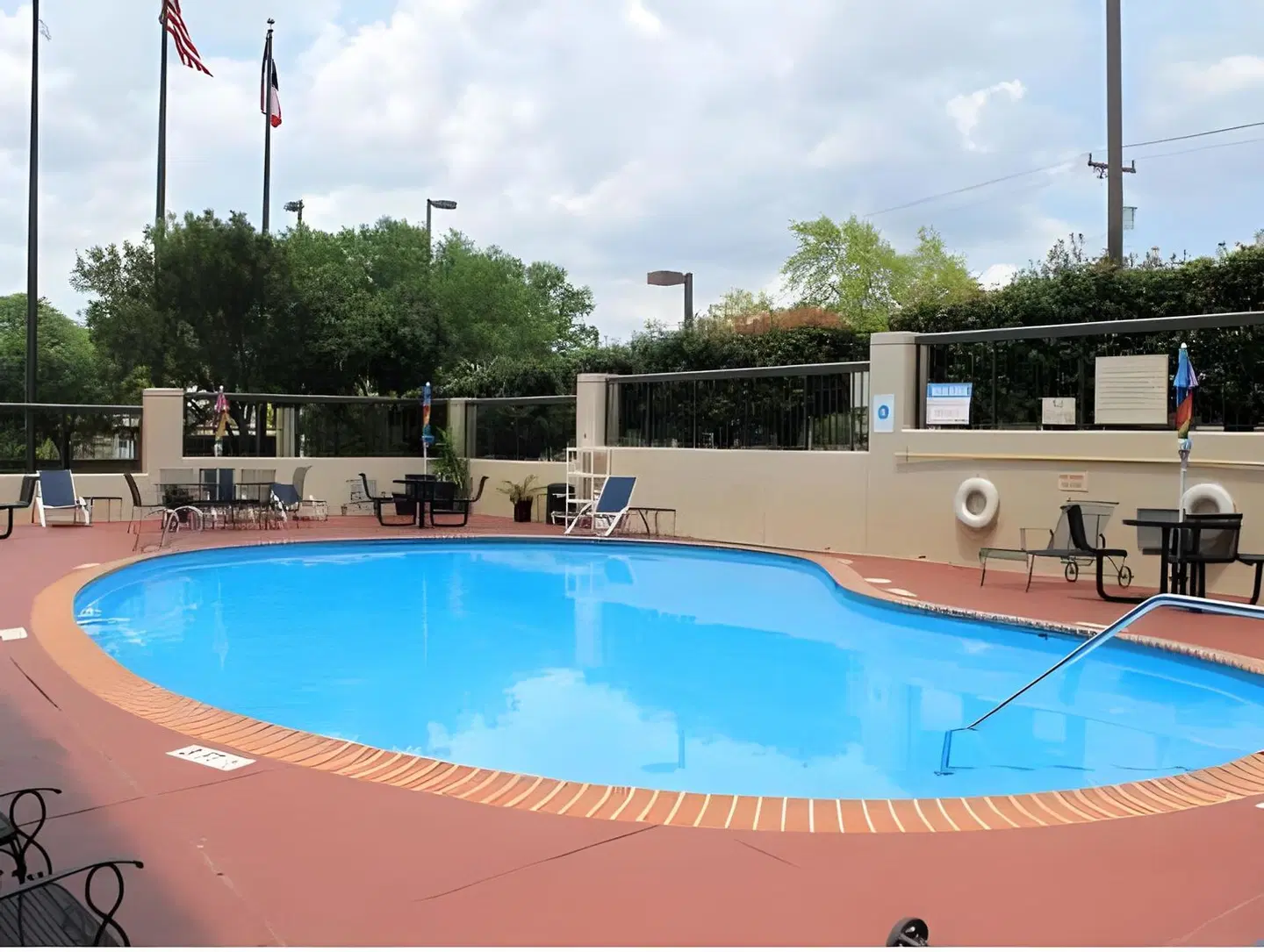 Clarion Pointe Near Medical Center OUTDOOR_POOL