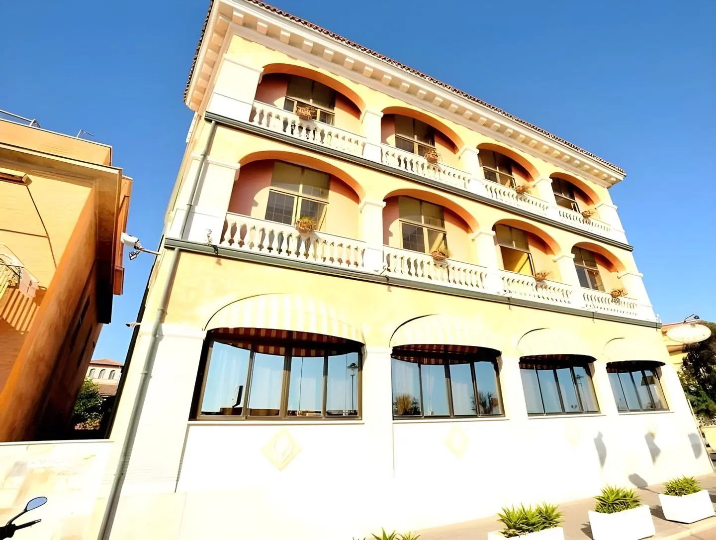 Miramare EXTERIOR
