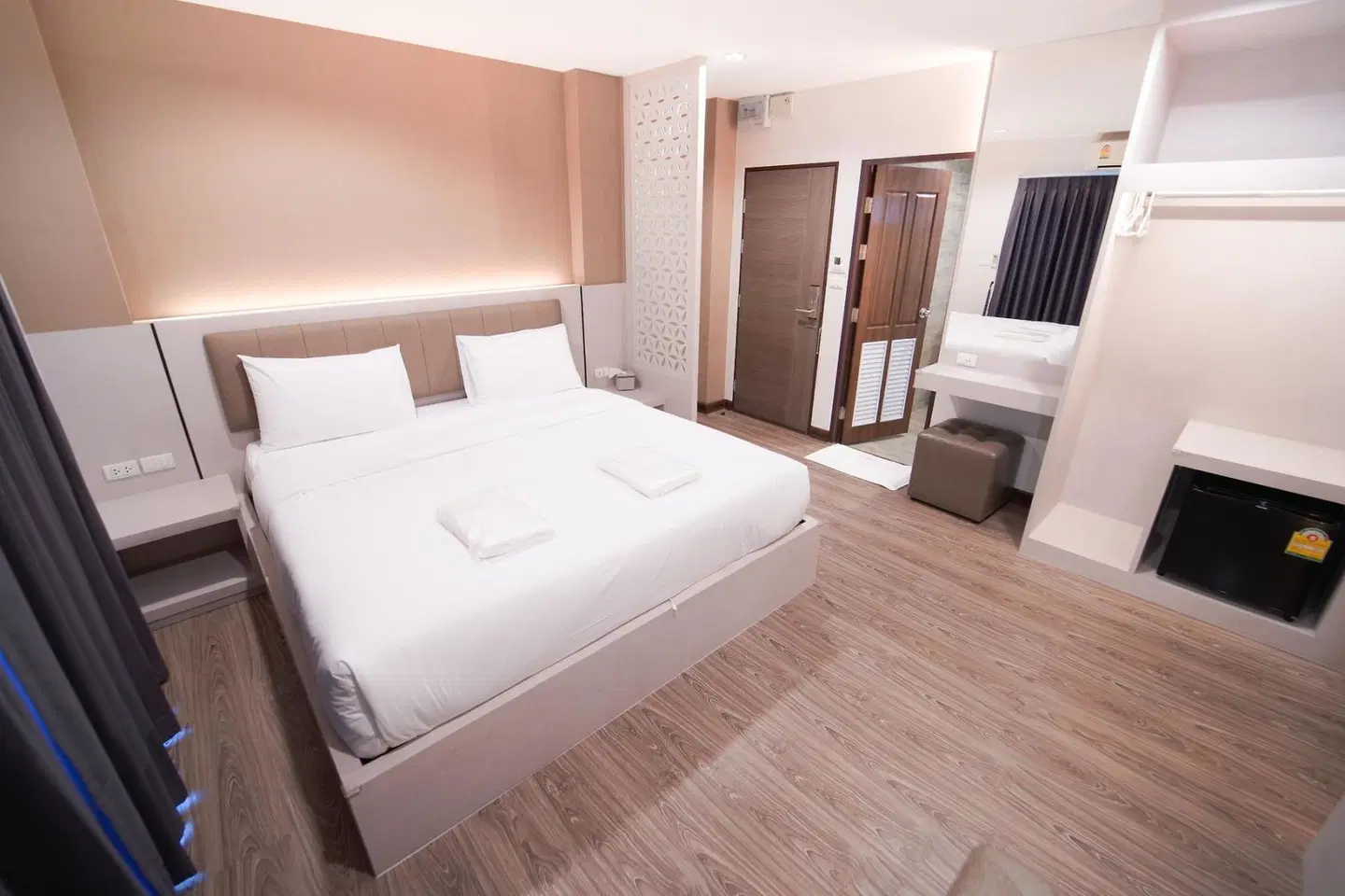 The Y House ROOM_EXAMPLE