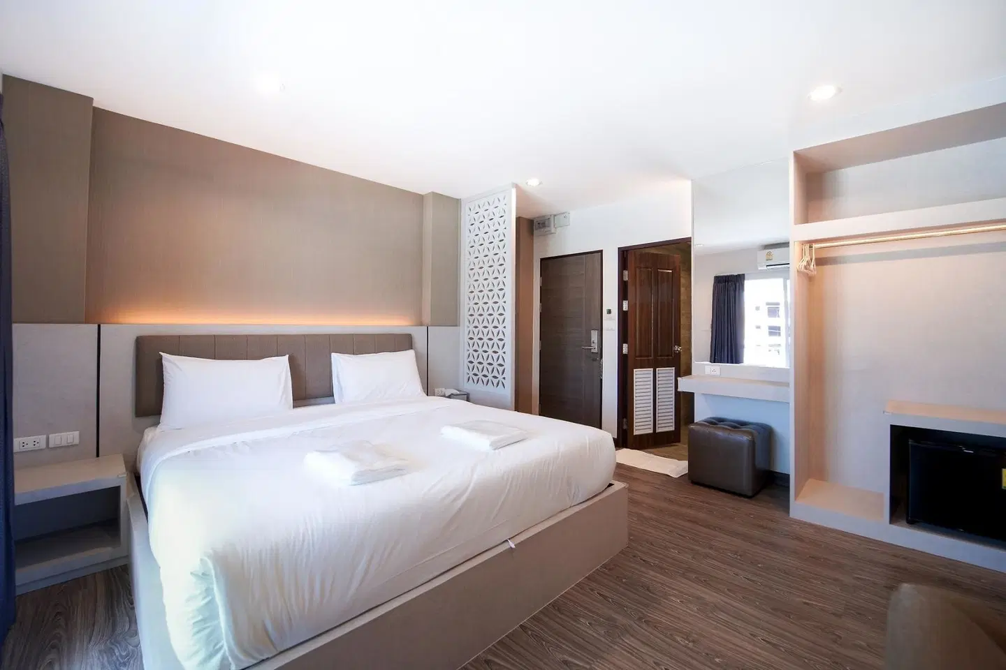 The Y House ROOM_EXAMPLE