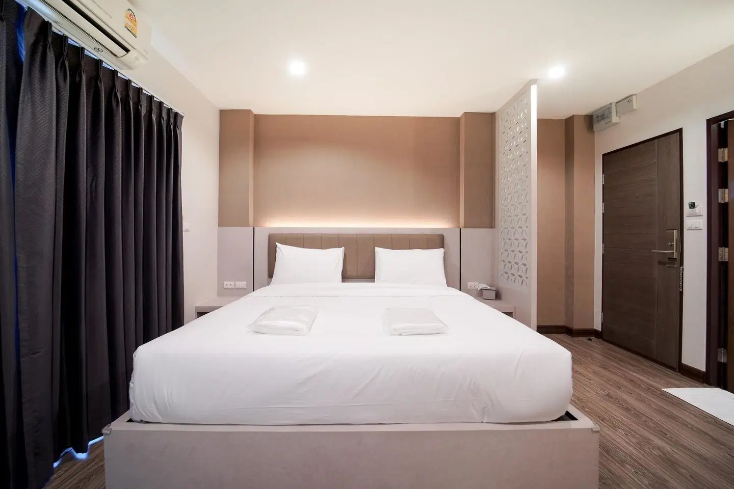 The Y House ROOM_EXAMPLE
