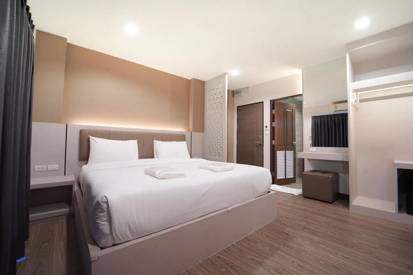 The Y House ROOM_EXAMPLE