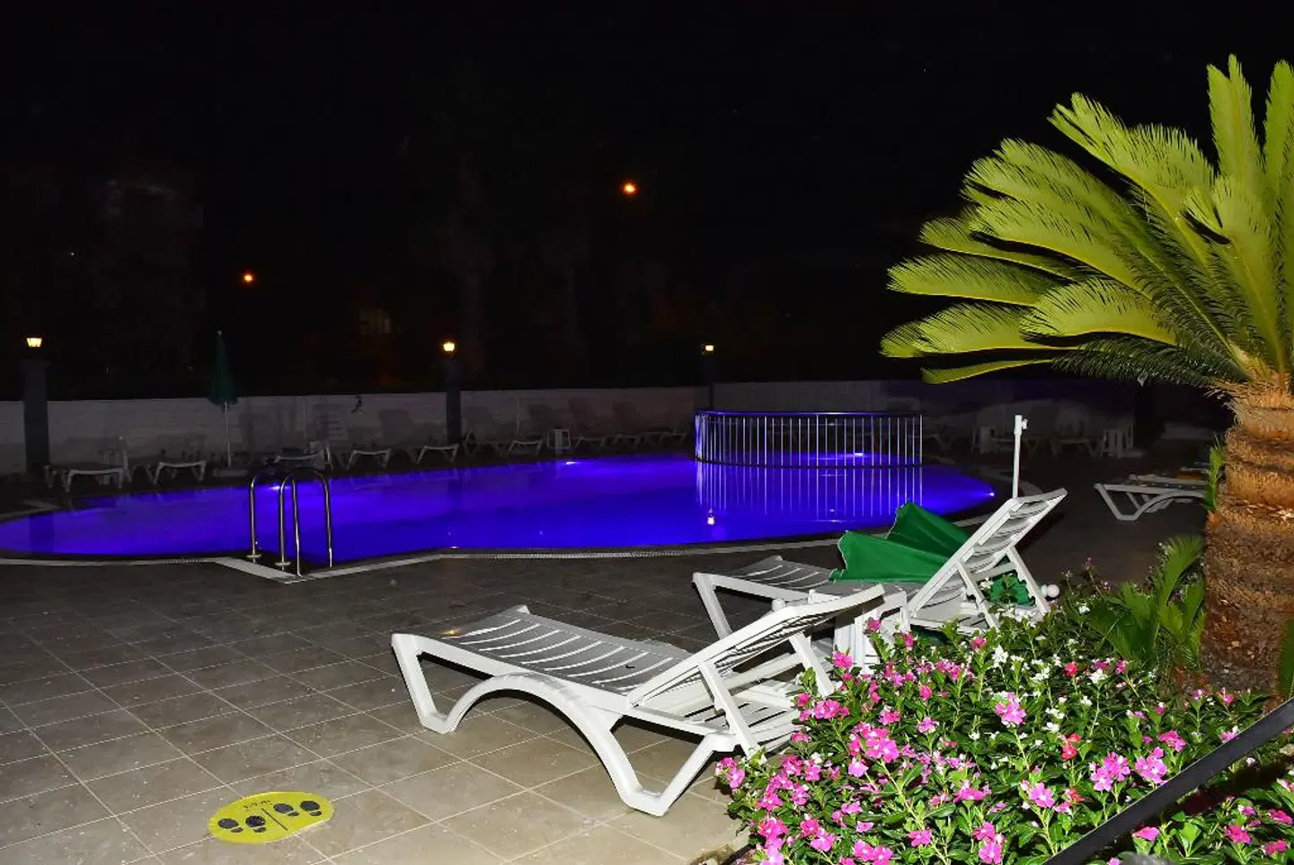 Nora Suit Hotel Hallenbad