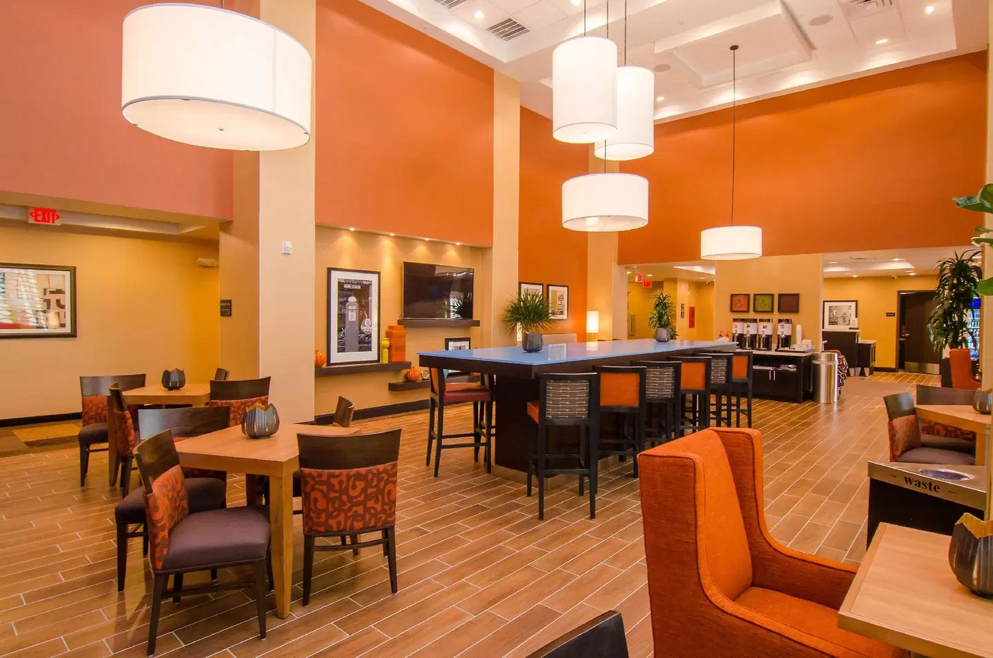 Hampton Inn & Suites Huntsville Bar
