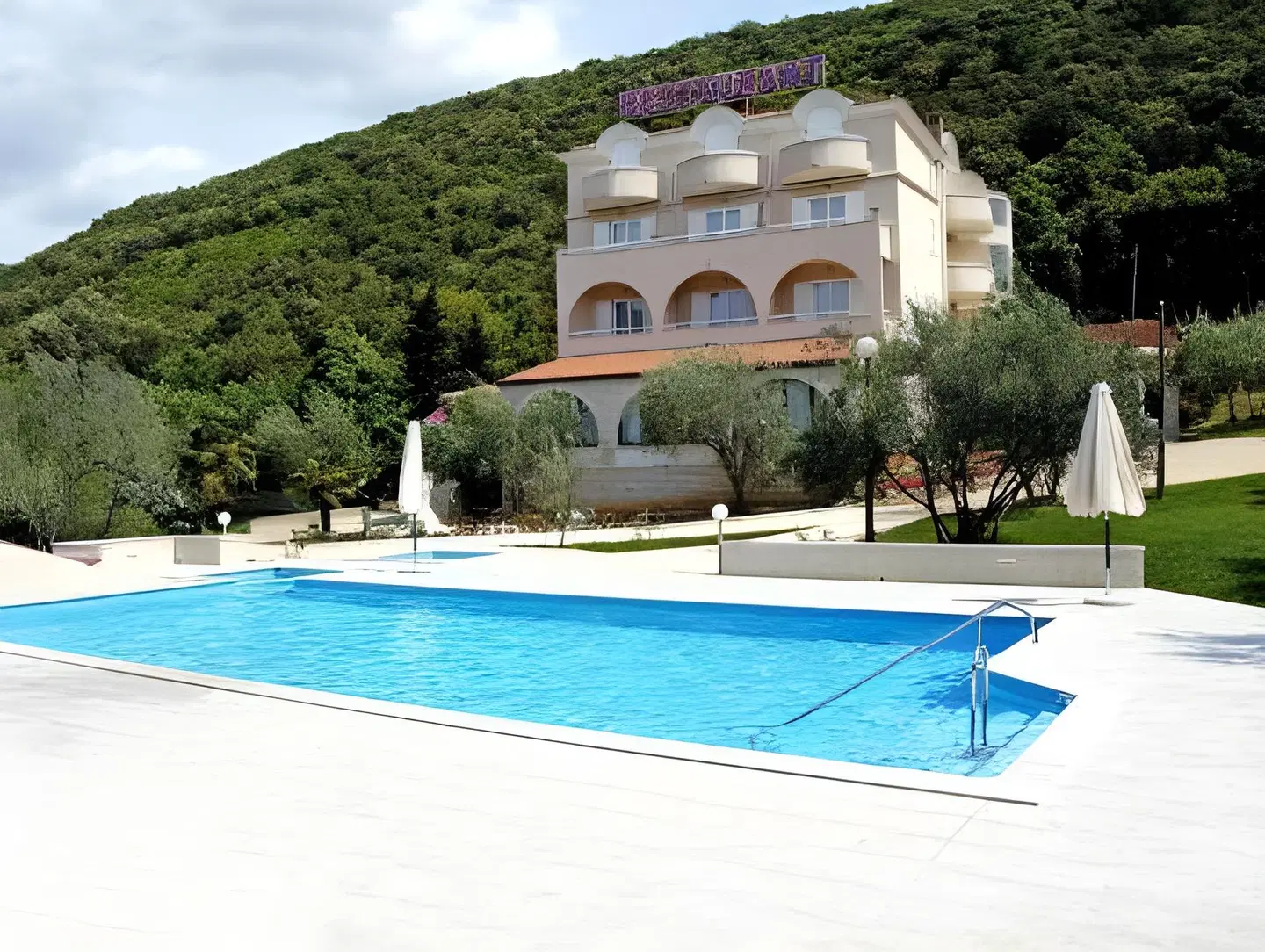 Carmen EXTERIOR
