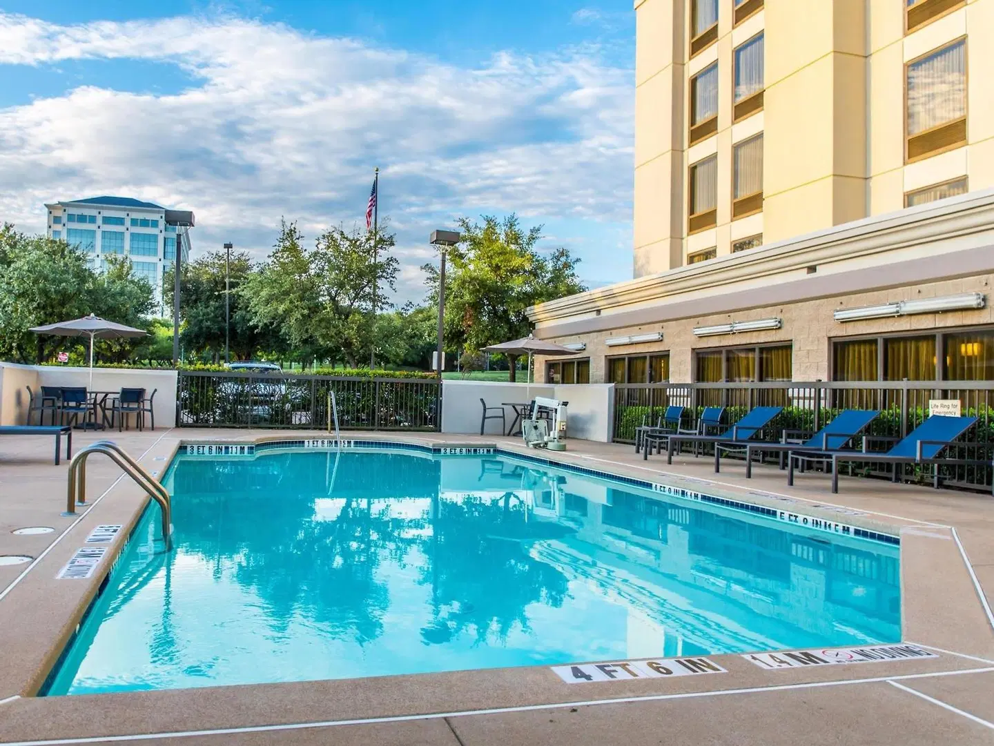 Hampton Inn Dallas-Irving-Las Colinas OUTDOOR_POOL