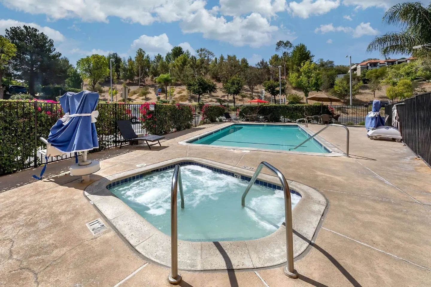 Comfort Suites Near Six Flags Magic Mountain OUTDOOR_POOL