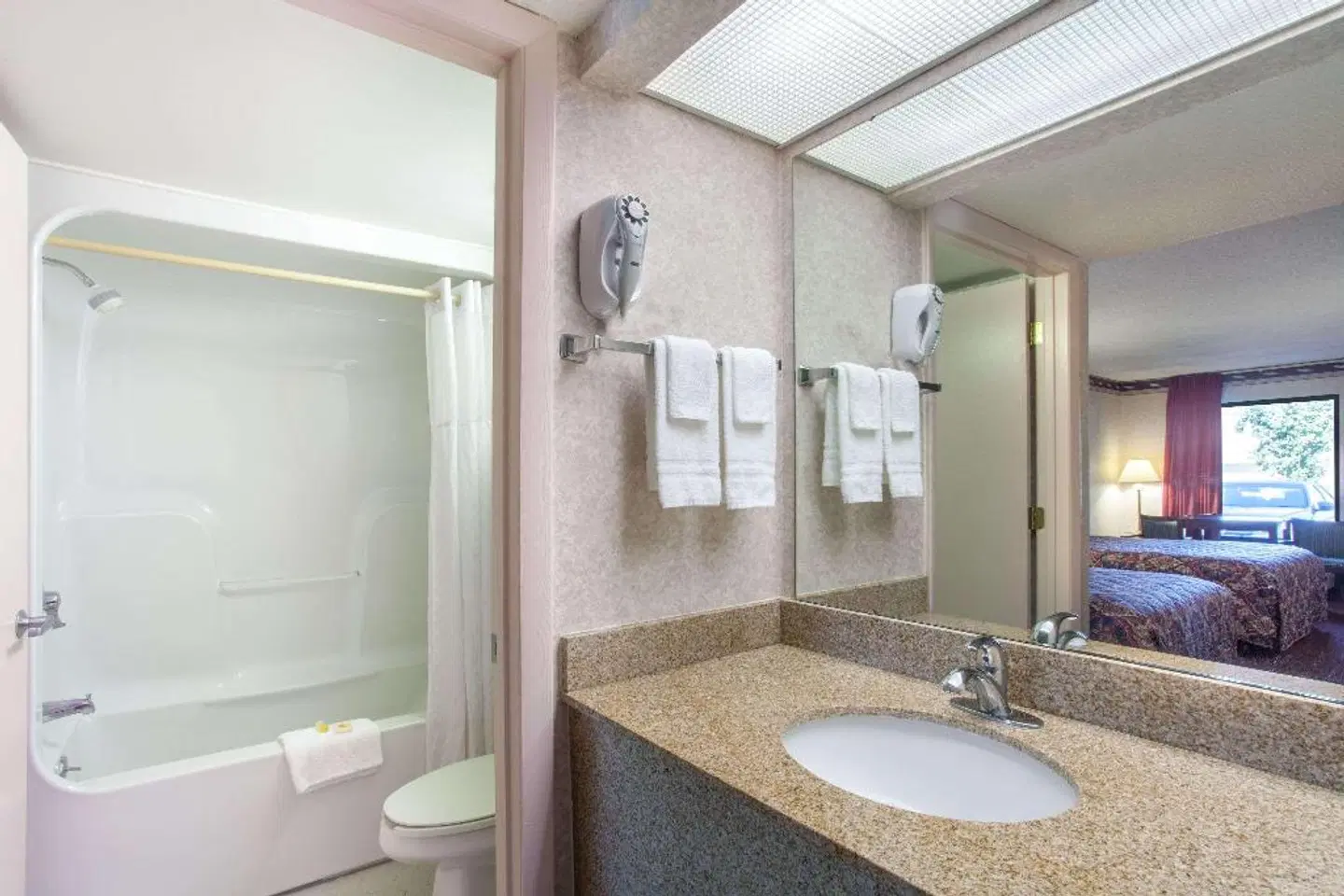 Days Inn by Wyndham Saint Pauls Badezimmer