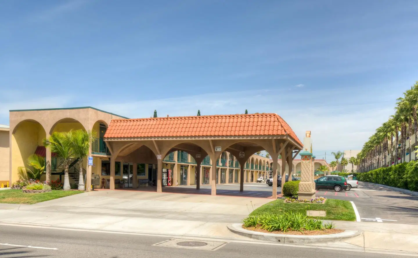 Super 8 Anaheim/near Main Gate EXTERIOR