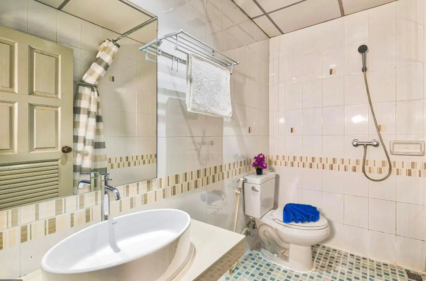 Lucky Patong Inn Badezimmer