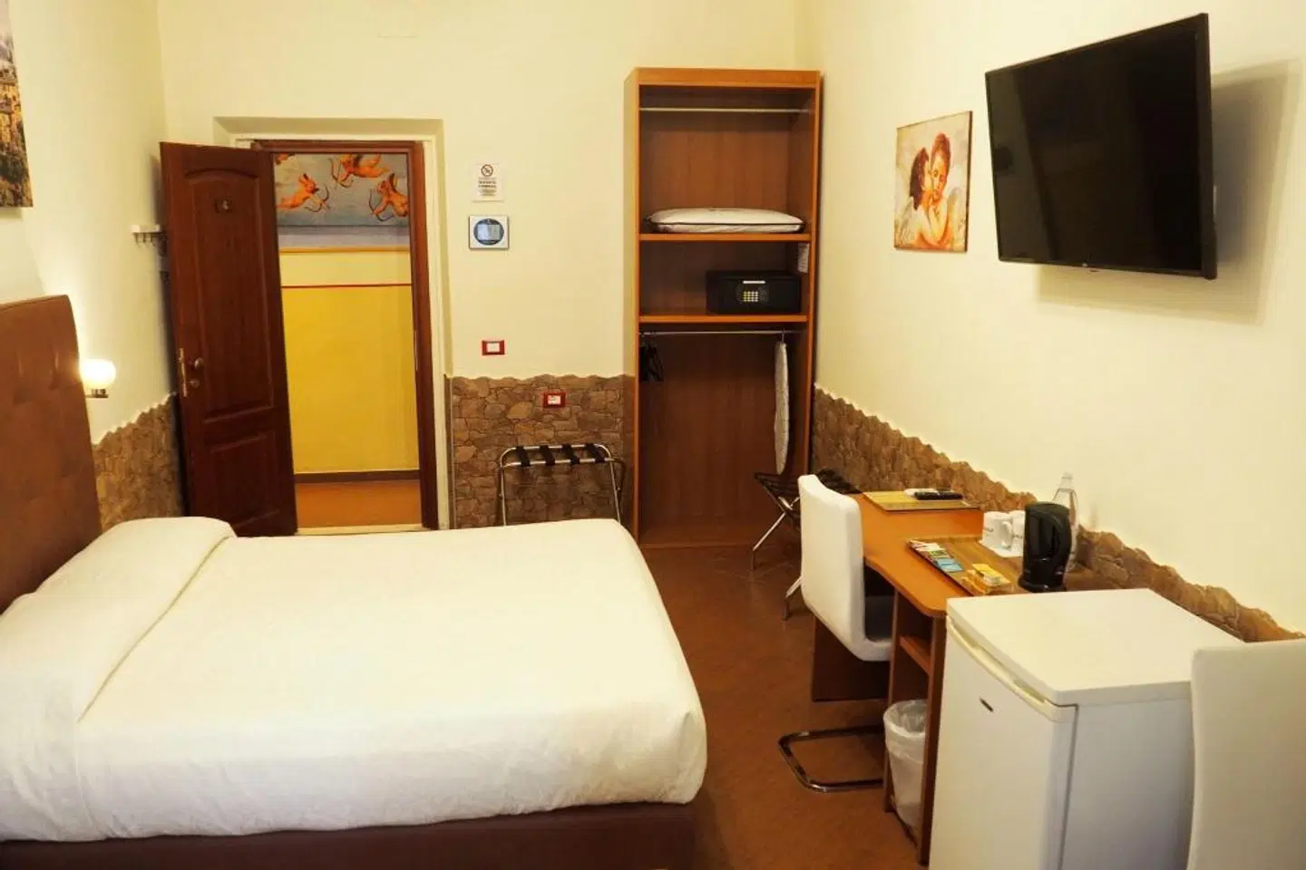 Ester ROOM_EXAMPLE