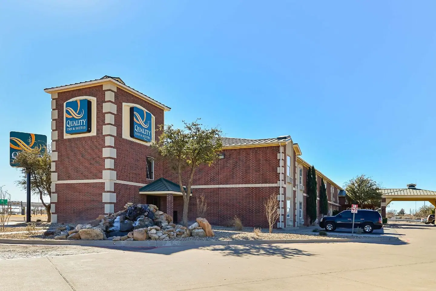 Quality Inn & Suites EXTERIOR