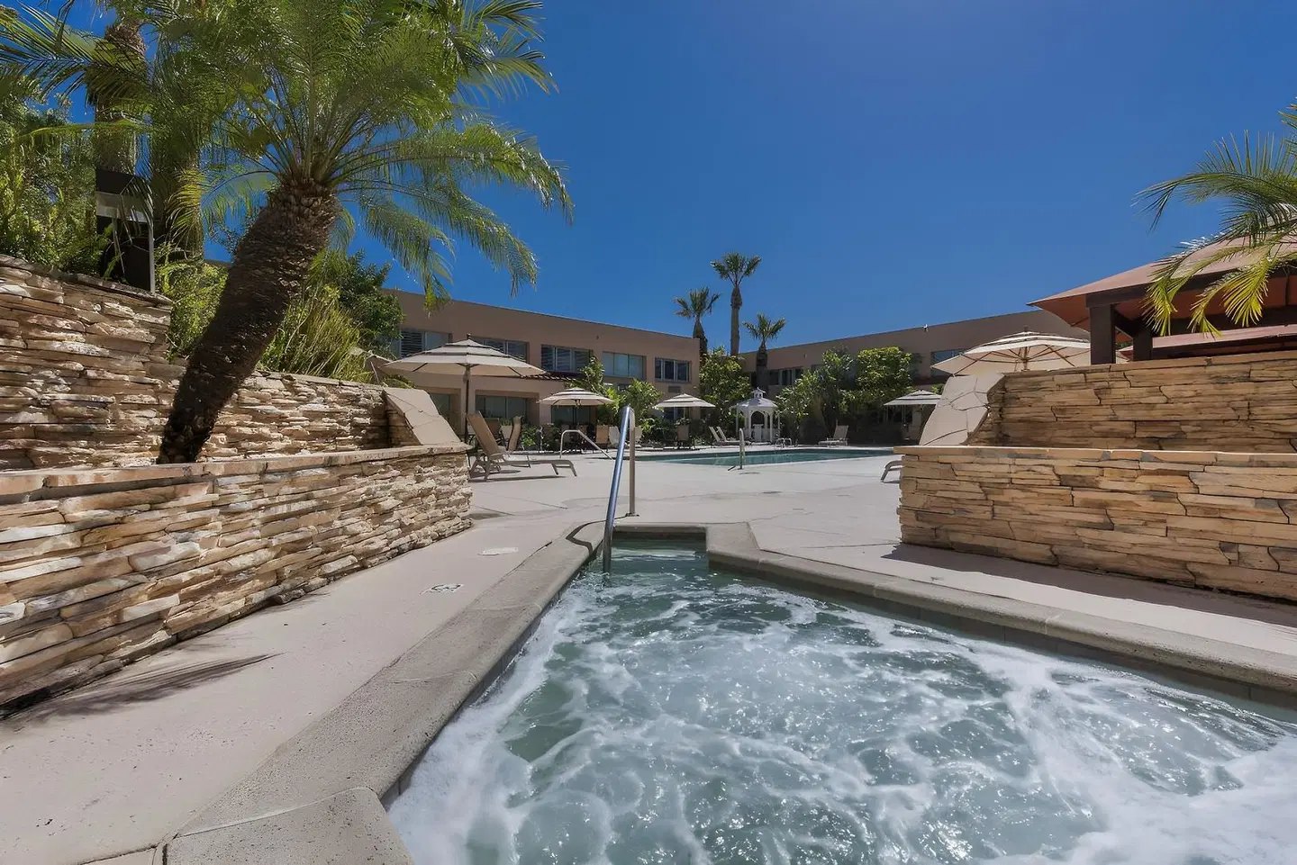 Grand Vista Hotel OUTDOOR_POOL