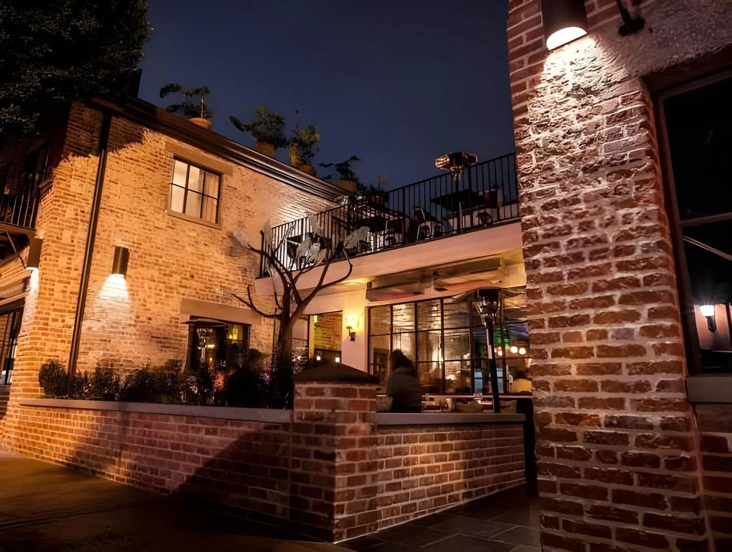 Granada Hotel & Bistro EXTERIOR