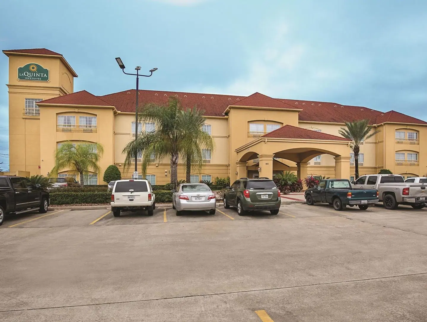 La Quinta Inn & Suites by Wyndham Houston East at Normandy EXTERIOR