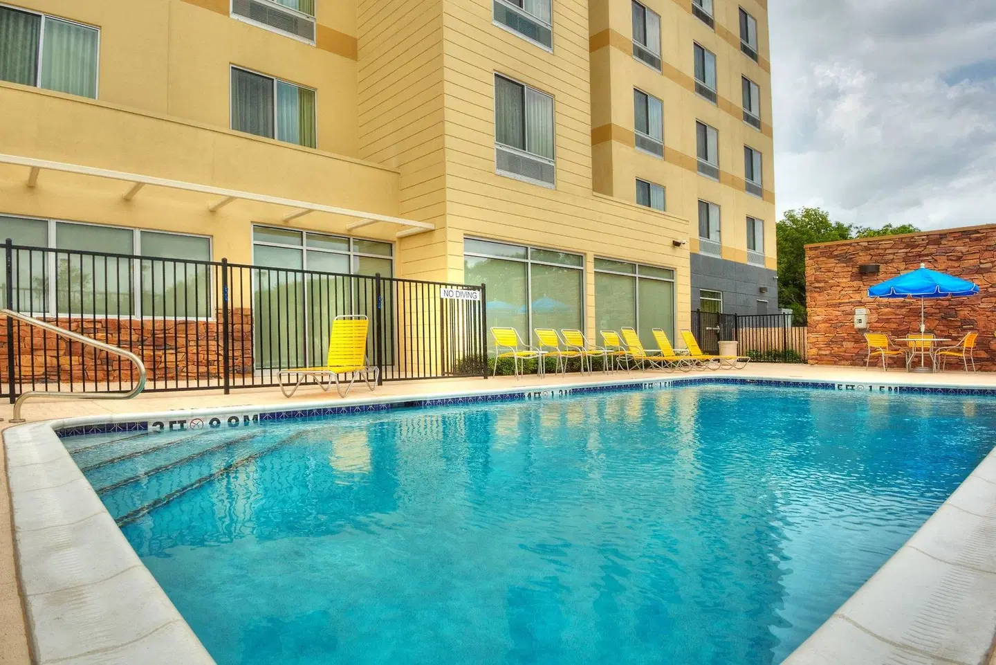 Fairfield Inn & Suites by Marriott Austin San Marcos OUTDOOR_POOL
